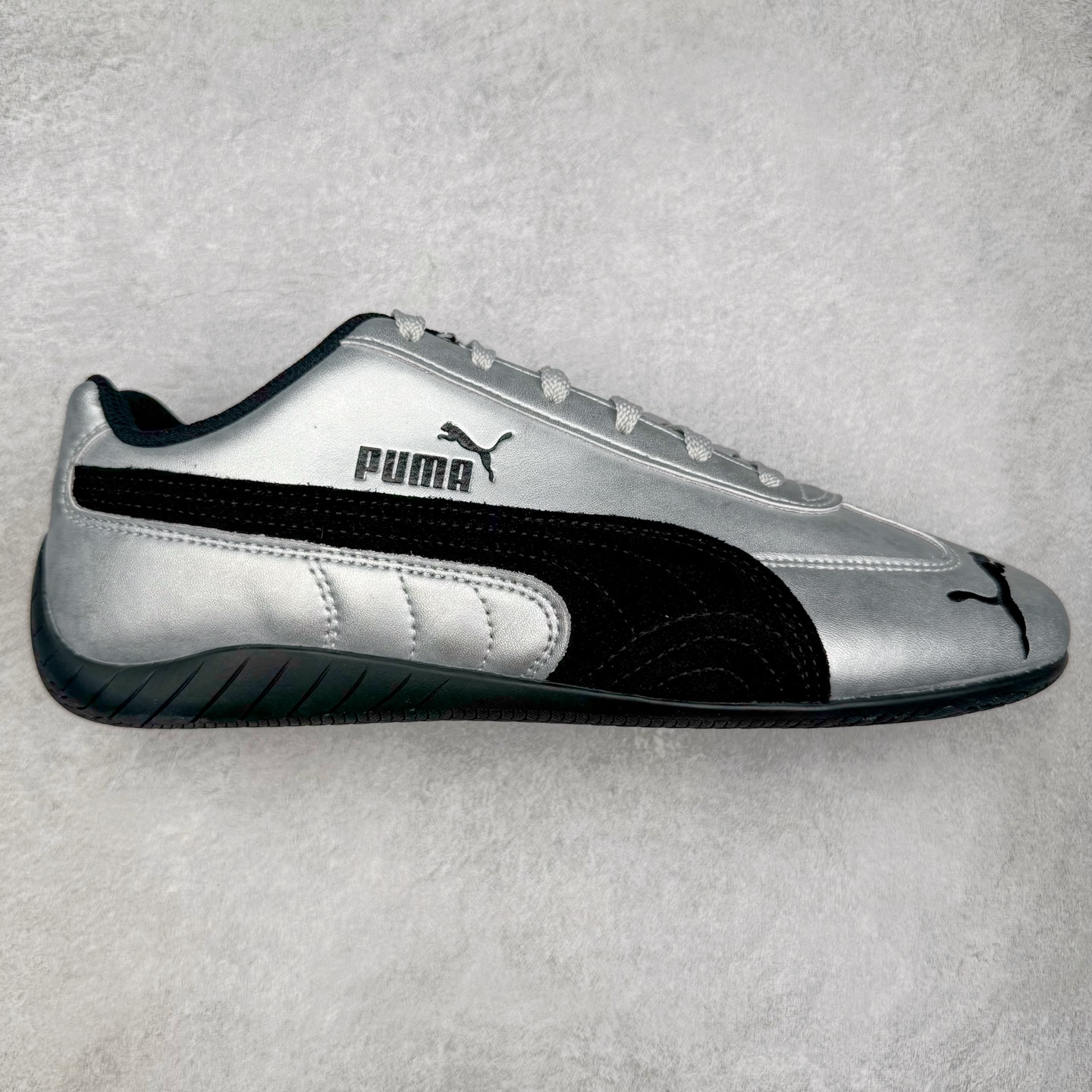 ＃KZ纯原 PUMA Speedca OG 彪马极速赛车系列低帮德训风拼接复古百搭休闲运动赛车鞋 口碑大厂出品 品控大底版型不断改良更新 全套原纸板楦头开发 确保原汁原味 完美呈现版型 一比一鞋头弧度高度鞋身弧度 独家私模原厂航空铝磨具打磨大底 鞋头坡度极致还原 无解鞋型 原盒原配 圈内天花板工艺 原厂玻璃冲刀 超高清洁度 全鞋零毛边皮料切割 原厂中底布 鞋款从80、90年代赛车手所穿的防火赛车鞋为原型，鞋身线条模仿了赛车的流线廓形，体现了空气动力学原理的结构。简约流畅的外观，恰好又和贯穿其中的Formstrip Logo融合恰到好处，视觉上细节丰富且协调。本次Speedcat OG鞋款归来，最大看点自然式保留了窄版鞋型以及薄底构造。这两年各品牌鞋底越做越厚，Speedcat反其道而行之，上脚几乎无鞋底的效果带来耳目一新的视觉体验。鞋面依旧是以质感细腻的麂皮材质打造，并且大面积近乎全包裹的使用，复古味道也愈发浓烈。配色上更是将最原始的黑色和红色带回，向F1赛车队的标志性队服致敬。相信让各位一眼种草的更多是出挑的大红色，上脚即可瞬间点亮整体造型，在以球鞋为核心的OOTD中脱颖而出。而另一款黑色则是低调的万金油，彰显新潮个性的同时又不喧宾夺主，也是热爱简约系穿搭朋友的首选。 尺码：35.5 36 37 37.5 38 38.5 39 40 40.5 41 42 42.5 43 44 44.5 45 46-选品中心