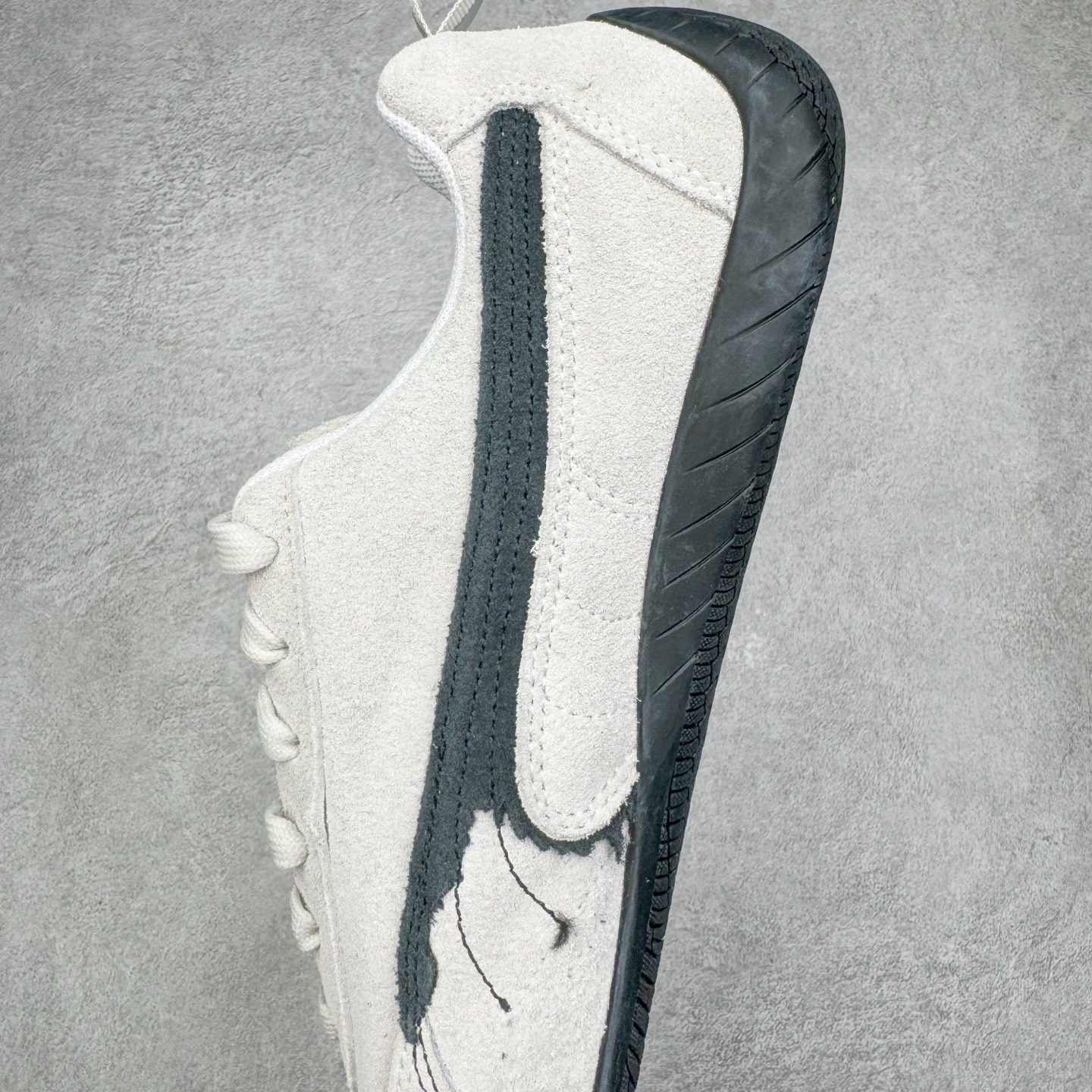 图片[7]-＃KZ纯原 Balenciaga x PUMA/彪马 Speedcat 巴黎世家联名系列薄底鞋牛皮圆头做旧磨损低帮生活休闲鞋 男女同款 口碑大厂出品 品控大底版型不断改良更新 全套原纸板楦头开发 确保原汁原味 完美呈现版型 一比一鞋头弧度高度鞋身弧度 独家私模原厂航空铝磨具打磨大底 鞋头坡度极致还原 无解鞋型 原盒原配 圈内天花板工艺 原厂玻璃冲刀 超高清洁度 全鞋零毛边皮料切割 选用了近两年人气极高的 “薄底鞋” PUMA Speedcat 为蓝本，带来了多个不同配色的联名鞋款。在色调上继承了这双赛车鞋原本的惯用方案，但鞋身侧面标志性的 PUMA Formstrip 标志则采用了 “破坏做旧” 的手法，这也是 Balenciaga 鞋款极为常见的风格。将白色的 PUMA Formstrip 撕掉了一大半，这极为 “粗暴” 的处理方式，在街头绝对有着十足的回头率。鞋头的 PUMA Logo 得以保留，烫金的 BALENCIAGA 字样则表明了它的联名身份，后跟则是鞋款的尺码，这也是 Balenciaga 鞋款的家族习惯。实拍调校N版已经零色差零失真 百分百还原实物色彩所见即所得 不存在货不对板色差等低级问题 选购参考实物拍摄 不混卖不参货 只用心做好货严格选品 承诺混一赔十 尺码：35.5 36 36.5 37.5 38 38.5 39 40 40.5 41 42 42.5 43 44 44.5 45 46-选品中心