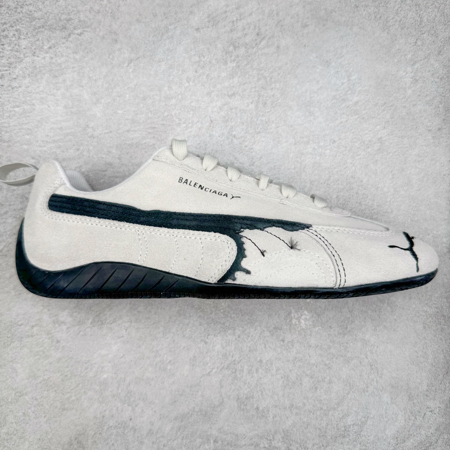 ＃KZ纯原 Balenciaga x PUMA/彪马 Speedcat 巴黎世家联名系列薄底鞋牛皮圆头做旧磨损低帮生活休闲鞋 男女同款 口碑大厂出品 品控大底版型不断改良更新 全套原纸板楦头开发 确保原汁原味 完美呈现版型 一比一鞋头弧度高度鞋身弧度 独家私模原厂航空铝磨具打磨大底 鞋头坡度极致还原 无解鞋型 原盒原配 圈内天花板工艺 原厂玻璃冲刀 超高清洁度 全鞋零毛边皮料切割 选用了近两年人气极高的 “薄底鞋” PUMA Speedcat 为蓝本，带来了多个不同配色的联名鞋款。在色调上继承了这双赛车鞋原本的惯用方案，但鞋身侧面标志性的 PUMA Formstrip 标志则采用了 “破坏做旧” 的手法，这也是 Balenciaga 鞋款极为常见的风格。将白色的 PUMA Formstrip 撕掉了一大半，这极为 “粗暴” 的处理方式，在街头绝对有着十足的回头率。鞋头的 PUMA Logo 得以保留，烫金的 BALENCIAGA 字样则表明了它的联名身份，后跟则是鞋款的尺码，这也是 Balenciaga 鞋款的家族习惯。实拍调校N版已经零色差零失真 百分百还原实物色彩所见即所得 不存在货不对板色差等低级问题 选购参考实物拍摄 不混卖不参货 只用心做好货严格选品 承诺混一赔十 尺码：35.5 36 36.5 37.5 38 38.5 39 40 40.5 41 42 42.5 43 44 44.5 45 46-选品中心