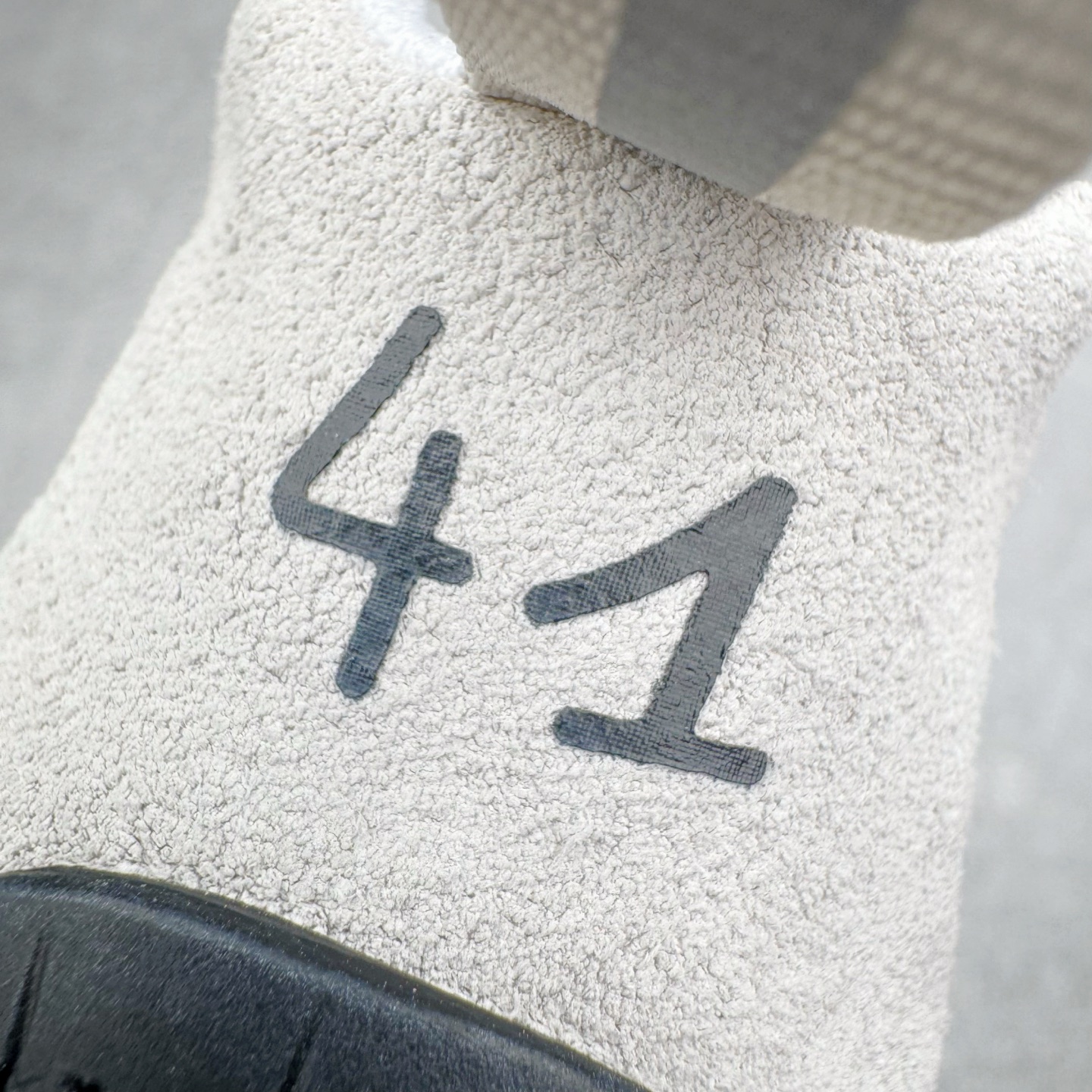 图片[15]-＃KZ纯原 Balenciaga x PUMA/彪马 Speedcat 巴黎世家联名系列薄底鞋牛皮圆头做旧磨损低帮生活休闲鞋 男女同款 口碑大厂出品 品控大底版型不断改良更新 全套原纸板楦头开发 确保原汁原味 完美呈现版型 一比一鞋头弧度高度鞋身弧度 独家私模原厂航空铝磨具打磨大底 鞋头坡度极致还原 无解鞋型 原盒原配 圈内天花板工艺 原厂玻璃冲刀 超高清洁度 全鞋零毛边皮料切割 选用了近两年人气极高的 “薄底鞋” PUMA Speedcat 为蓝本，带来了多个不同配色的联名鞋款。在色调上继承了这双赛车鞋原本的惯用方案，但鞋身侧面标志性的 PUMA Formstrip 标志则采用了 “破坏做旧” 的手法，这也是 Balenciaga 鞋款极为常见的风格。将白色的 PUMA Formstrip 撕掉了一大半，这极为 “粗暴” 的处理方式，在街头绝对有着十足的回头率。鞋头的 PUMA Logo 得以保留，烫金的 BALENCIAGA 字样则表明了它的联名身份，后跟则是鞋款的尺码，这也是 Balenciaga 鞋款的家族习惯。实拍调校N版已经零色差零失真 百分百还原实物色彩所见即所得 不存在货不对板色差等低级问题 选购参考实物拍摄 不混卖不参货 只用心做好货严格选品 承诺混一赔十 尺码：35.5 36 36.5 37.5 38 38.5 39 40 40.5 41 42 42.5 43 44 44.5 45 46-选品中心