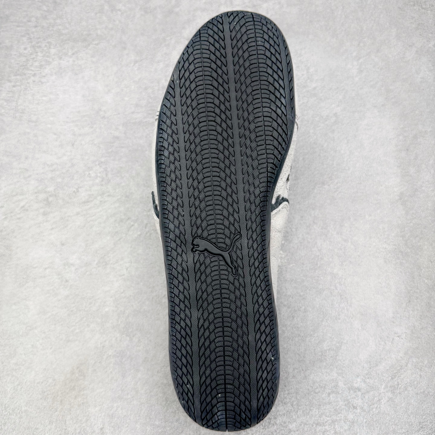 图片[9]-＃KZ纯原 Balenciaga x PUMA/彪马 Speedcat 巴黎世家联名系列薄底鞋牛皮圆头做旧磨损低帮生活休闲鞋 男女同款 口碑大厂出品 品控大底版型不断改良更新 全套原纸板楦头开发 确保原汁原味 完美呈现版型 一比一鞋头弧度高度鞋身弧度 独家私模原厂航空铝磨具打磨大底 鞋头坡度极致还原 无解鞋型 原盒原配 圈内天花板工艺 原厂玻璃冲刀 超高清洁度 全鞋零毛边皮料切割 选用了近两年人气极高的 “薄底鞋” PUMA Speedcat 为蓝本，带来了多个不同配色的联名鞋款。在色调上继承了这双赛车鞋原本的惯用方案，但鞋身侧面标志性的 PUMA Formstrip 标志则采用了 “破坏做旧” 的手法，这也是 Balenciaga 鞋款极为常见的风格。将白色的 PUMA Formstrip 撕掉了一大半，这极为 “粗暴” 的处理方式，在街头绝对有着十足的回头率。鞋头的 PUMA Logo 得以保留，烫金的 BALENCIAGA 字样则表明了它的联名身份，后跟则是鞋款的尺码，这也是 Balenciaga 鞋款的家族习惯。实拍调校N版已经零色差零失真 百分百还原实物色彩所见即所得 不存在货不对板色差等低级问题 选购参考实物拍摄 不混卖不参货 只用心做好货严格选品 承诺混一赔十 尺码：35.5 36 36.5 37.5 38 38.5 39 40 40.5 41 42 42.5 43 44 44.5 45 46-选品中心