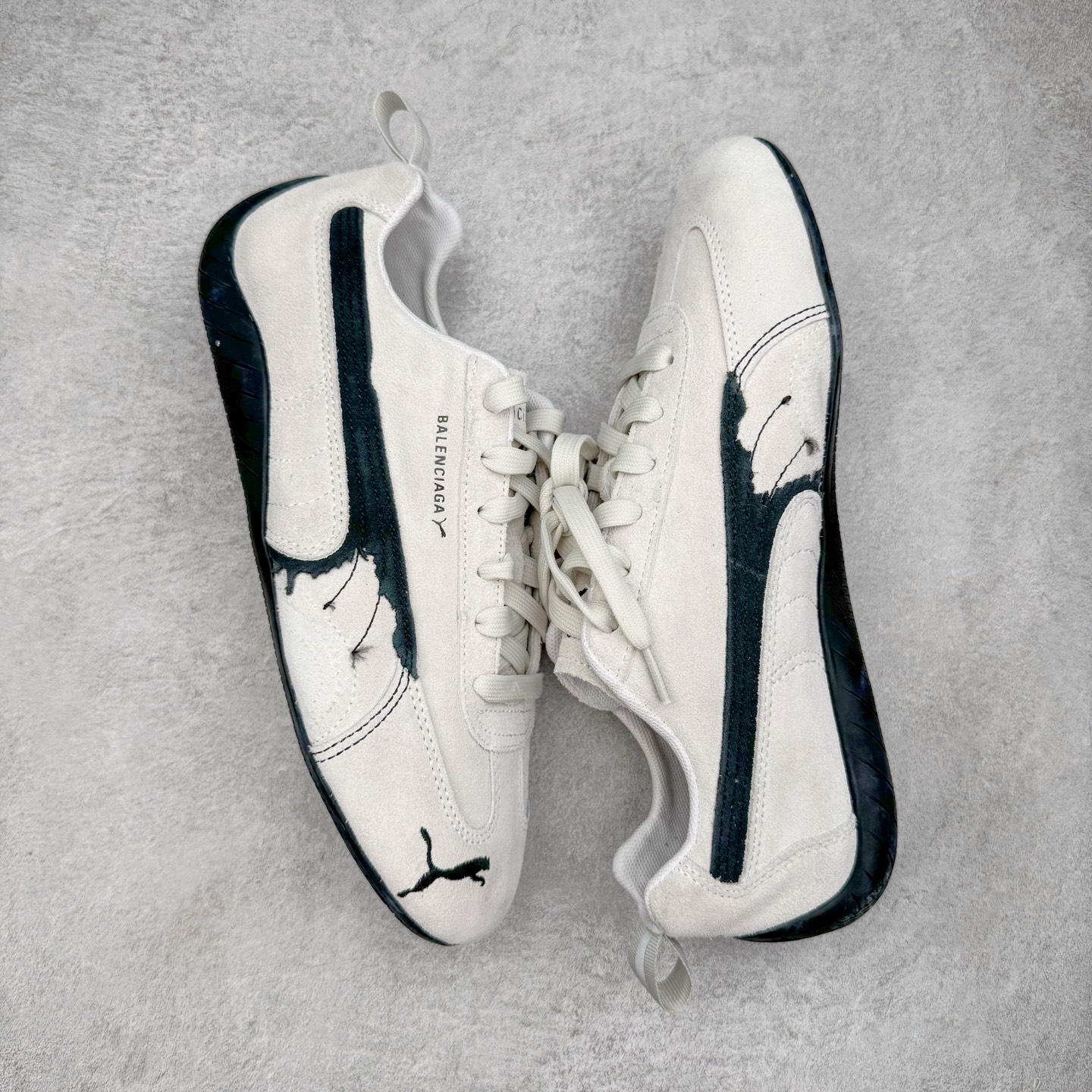 图片[3]-＃KZ纯原 Balenciaga x PUMA/彪马 Speedcat 巴黎世家联名系列薄底鞋牛皮圆头做旧磨损低帮生活休闲鞋 男女同款 口碑大厂出品 品控大底版型不断改良更新 全套原纸板楦头开发 确保原汁原味 完美呈现版型 一比一鞋头弧度高度鞋身弧度 独家私模原厂航空铝磨具打磨大底 鞋头坡度极致还原 无解鞋型 原盒原配 圈内天花板工艺 原厂玻璃冲刀 超高清洁度 全鞋零毛边皮料切割 选用了近两年人气极高的 “薄底鞋” PUMA Speedcat 为蓝本，带来了多个不同配色的联名鞋款。在色调上继承了这双赛车鞋原本的惯用方案，但鞋身侧面标志性的 PUMA Formstrip 标志则采用了 “破坏做旧” 的手法，这也是 Balenciaga 鞋款极为常见的风格。将白色的 PUMA Formstrip 撕掉了一大半，这极为 “粗暴” 的处理方式，在街头绝对有着十足的回头率。鞋头的 PUMA Logo 得以保留，烫金的 BALENCIAGA 字样则表明了它的联名身份，后跟则是鞋款的尺码，这也是 Balenciaga 鞋款的家族习惯。实拍调校N版已经零色差零失真 百分百还原实物色彩所见即所得 不存在货不对板色差等低级问题 选购参考实物拍摄 不混卖不参货 只用心做好货严格选品 承诺混一赔十 尺码：35.5 36 36.5 37.5 38 38.5 39 40 40.5 41 42 42.5 43 44 44.5 45 46-选品中心