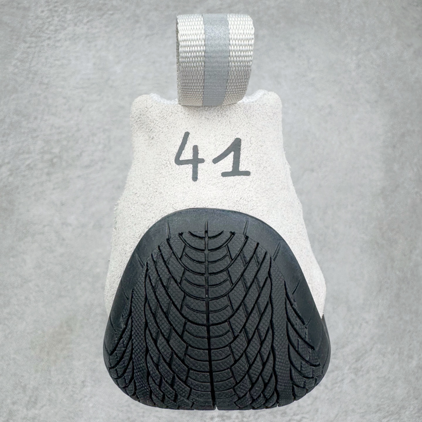 图片[8]-＃KZ纯原 Balenciaga x PUMA/彪马 Speedcat 巴黎世家联名系列薄底鞋牛皮圆头做旧磨损低帮生活休闲鞋 男女同款 口碑大厂出品 品控大底版型不断改良更新 全套原纸板楦头开发 确保原汁原味 完美呈现版型 一比一鞋头弧度高度鞋身弧度 独家私模原厂航空铝磨具打磨大底 鞋头坡度极致还原 无解鞋型 原盒原配 圈内天花板工艺 原厂玻璃冲刀 超高清洁度 全鞋零毛边皮料切割 选用了近两年人气极高的 “薄底鞋” PUMA Speedcat 为蓝本，带来了多个不同配色的联名鞋款。在色调上继承了这双赛车鞋原本的惯用方案，但鞋身侧面标志性的 PUMA Formstrip 标志则采用了 “破坏做旧” 的手法，这也是 Balenciaga 鞋款极为常见的风格。将白色的 PUMA Formstrip 撕掉了一大半，这极为 “粗暴” 的处理方式，在街头绝对有着十足的回头率。鞋头的 PUMA Logo 得以保留，烫金的 BALENCIAGA 字样则表明了它的联名身份，后跟则是鞋款的尺码，这也是 Balenciaga 鞋款的家族习惯。实拍调校N版已经零色差零失真 百分百还原实物色彩所见即所得 不存在货不对板色差等低级问题 选购参考实物拍摄 不混卖不参货 只用心做好货严格选品 承诺混一赔十 尺码：35.5 36 36.5 37.5 38 38.5 39 40 40.5 41 42 42.5 43 44 44.5 45 46-选品中心