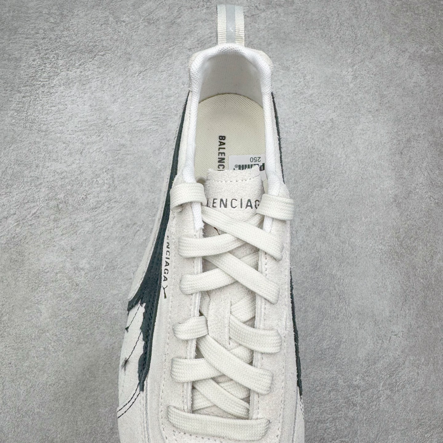 图片[5]-＃KZ纯原 Balenciaga x PUMA/彪马 Speedcat 巴黎世家联名系列薄底鞋牛皮圆头做旧磨损低帮生活休闲鞋 男女同款 口碑大厂出品 品控大底版型不断改良更新 全套原纸板楦头开发 确保原汁原味 完美呈现版型 一比一鞋头弧度高度鞋身弧度 独家私模原厂航空铝磨具打磨大底 鞋头坡度极致还原 无解鞋型 原盒原配 圈内天花板工艺 原厂玻璃冲刀 超高清洁度 全鞋零毛边皮料切割 选用了近两年人气极高的 “薄底鞋” PUMA Speedcat 为蓝本，带来了多个不同配色的联名鞋款。在色调上继承了这双赛车鞋原本的惯用方案，但鞋身侧面标志性的 PUMA Formstrip 标志则采用了 “破坏做旧” 的手法，这也是 Balenciaga 鞋款极为常见的风格。将白色的 PUMA Formstrip 撕掉了一大半，这极为 “粗暴” 的处理方式，在街头绝对有着十足的回头率。鞋头的 PUMA Logo 得以保留，烫金的 BALENCIAGA 字样则表明了它的联名身份，后跟则是鞋款的尺码，这也是 Balenciaga 鞋款的家族习惯。实拍调校N版已经零色差零失真 百分百还原实物色彩所见即所得 不存在货不对板色差等低级问题 选购参考实物拍摄 不混卖不参货 只用心做好货严格选品 承诺混一赔十 尺码：35.5 36 36.5 37.5 38 38.5 39 40 40.5 41 42 42.5 43 44 44.5 45 46-选品中心