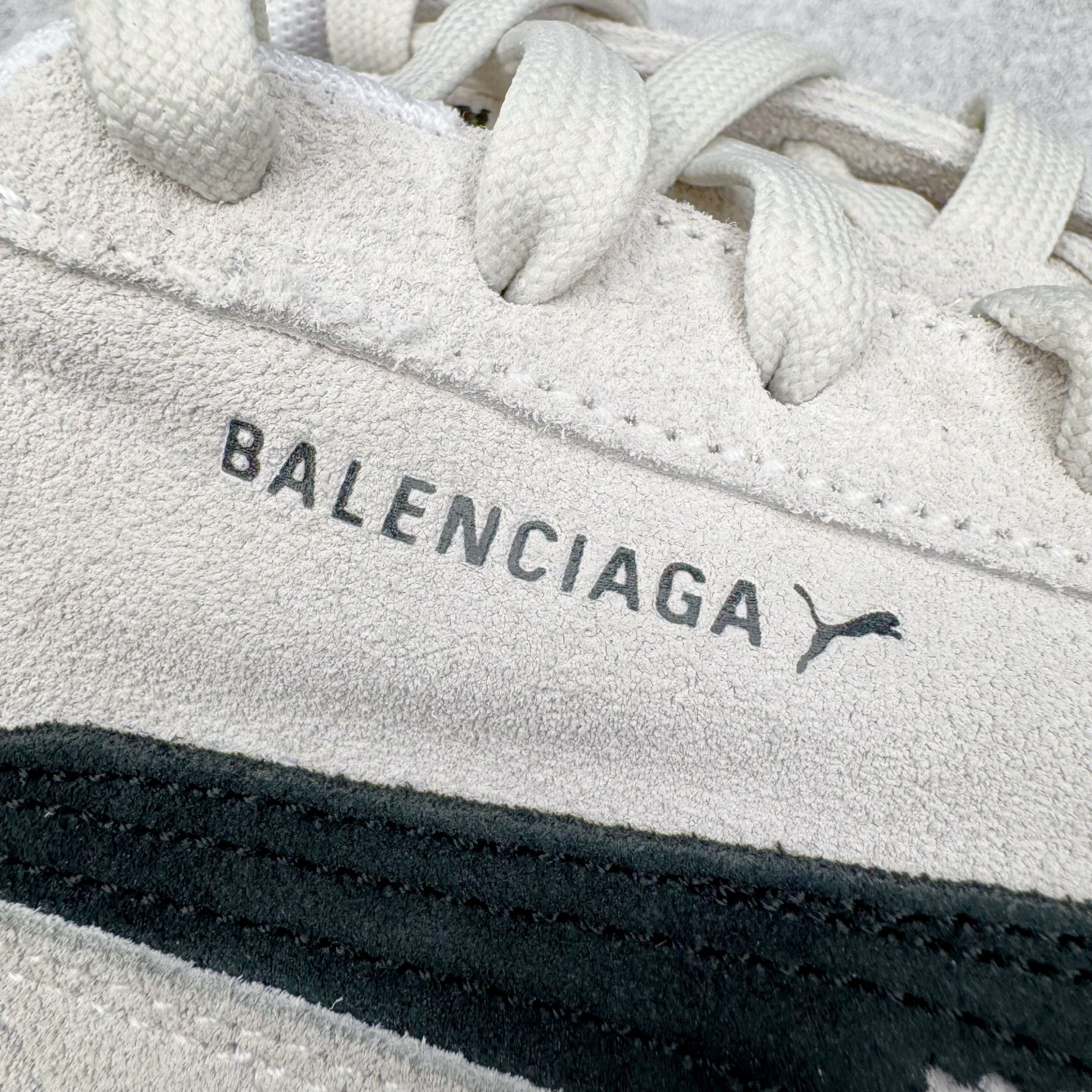 图片[18]-＃KZ纯原 Balenciaga x PUMA/彪马 Speedcat 巴黎世家联名系列薄底鞋牛皮圆头做旧磨损低帮生活休闲鞋 男女同款 口碑大厂出品 品控大底版型不断改良更新 全套原纸板楦头开发 确保原汁原味 完美呈现版型 一比一鞋头弧度高度鞋身弧度 独家私模原厂航空铝磨具打磨大底 鞋头坡度极致还原 无解鞋型 原盒原配 圈内天花板工艺 原厂玻璃冲刀 超高清洁度 全鞋零毛边皮料切割 选用了近两年人气极高的 “薄底鞋” PUMA Speedcat 为蓝本，带来了多个不同配色的联名鞋款。在色调上继承了这双赛车鞋原本的惯用方案，但鞋身侧面标志性的 PUMA Formstrip 标志则采用了 “破坏做旧” 的手法，这也是 Balenciaga 鞋款极为常见的风格。将白色的 PUMA Formstrip 撕掉了一大半，这极为 “粗暴” 的处理方式，在街头绝对有着十足的回头率。鞋头的 PUMA Logo 得以保留，烫金的 BALENCIAGA 字样则表明了它的联名身份，后跟则是鞋款的尺码，这也是 Balenciaga 鞋款的家族习惯。实拍调校N版已经零色差零失真 百分百还原实物色彩所见即所得 不存在货不对板色差等低级问题 选购参考实物拍摄 不混卖不参货 只用心做好货严格选品 承诺混一赔十 尺码：35.5 36 36.5 37.5 38 38.5 39 40 40.5 41 42 42.5 43 44 44.5 45 46-选品中心
