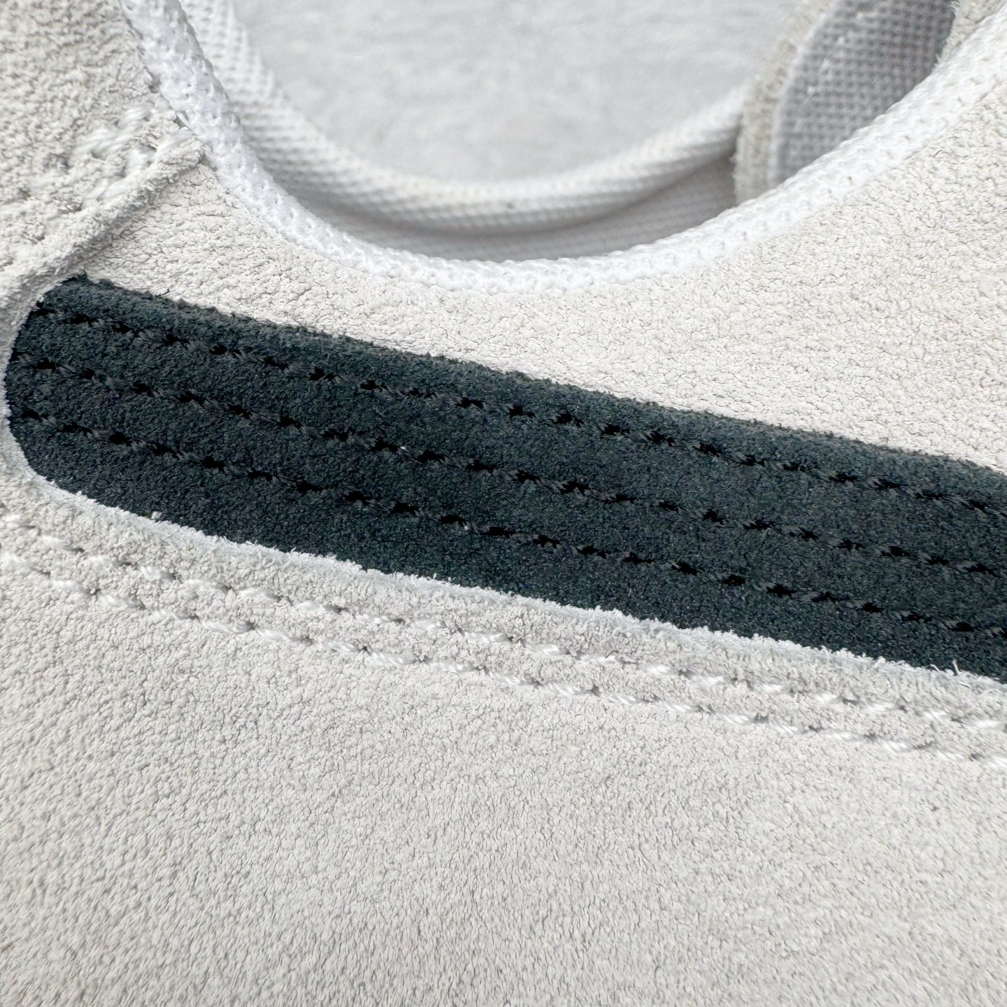 图片[16]-＃KZ纯原 Balenciaga x PUMA/彪马 Speedcat 巴黎世家联名系列薄底鞋牛皮圆头做旧磨损低帮生活休闲鞋 男女同款 口碑大厂出品 品控大底版型不断改良更新 全套原纸板楦头开发 确保原汁原味 完美呈现版型 一比一鞋头弧度高度鞋身弧度 独家私模原厂航空铝磨具打磨大底 鞋头坡度极致还原 无解鞋型 原盒原配 圈内天花板工艺 原厂玻璃冲刀 超高清洁度 全鞋零毛边皮料切割 选用了近两年人气极高的 “薄底鞋” PUMA Speedcat 为蓝本，带来了多个不同配色的联名鞋款。在色调上继承了这双赛车鞋原本的惯用方案，但鞋身侧面标志性的 PUMA Formstrip 标志则采用了 “破坏做旧” 的手法，这也是 Balenciaga 鞋款极为常见的风格。将白色的 PUMA Formstrip 撕掉了一大半，这极为 “粗暴” 的处理方式，在街头绝对有着十足的回头率。鞋头的 PUMA Logo 得以保留，烫金的 BALENCIAGA 字样则表明了它的联名身份，后跟则是鞋款的尺码，这也是 Balenciaga 鞋款的家族习惯。实拍调校N版已经零色差零失真 百分百还原实物色彩所见即所得 不存在货不对板色差等低级问题 选购参考实物拍摄 不混卖不参货 只用心做好货严格选品 承诺混一赔十 尺码：35.5 36 36.5 37.5 38 38.5 39 40 40.5 41 42 42.5 43 44 44.5 45 46-选品中心