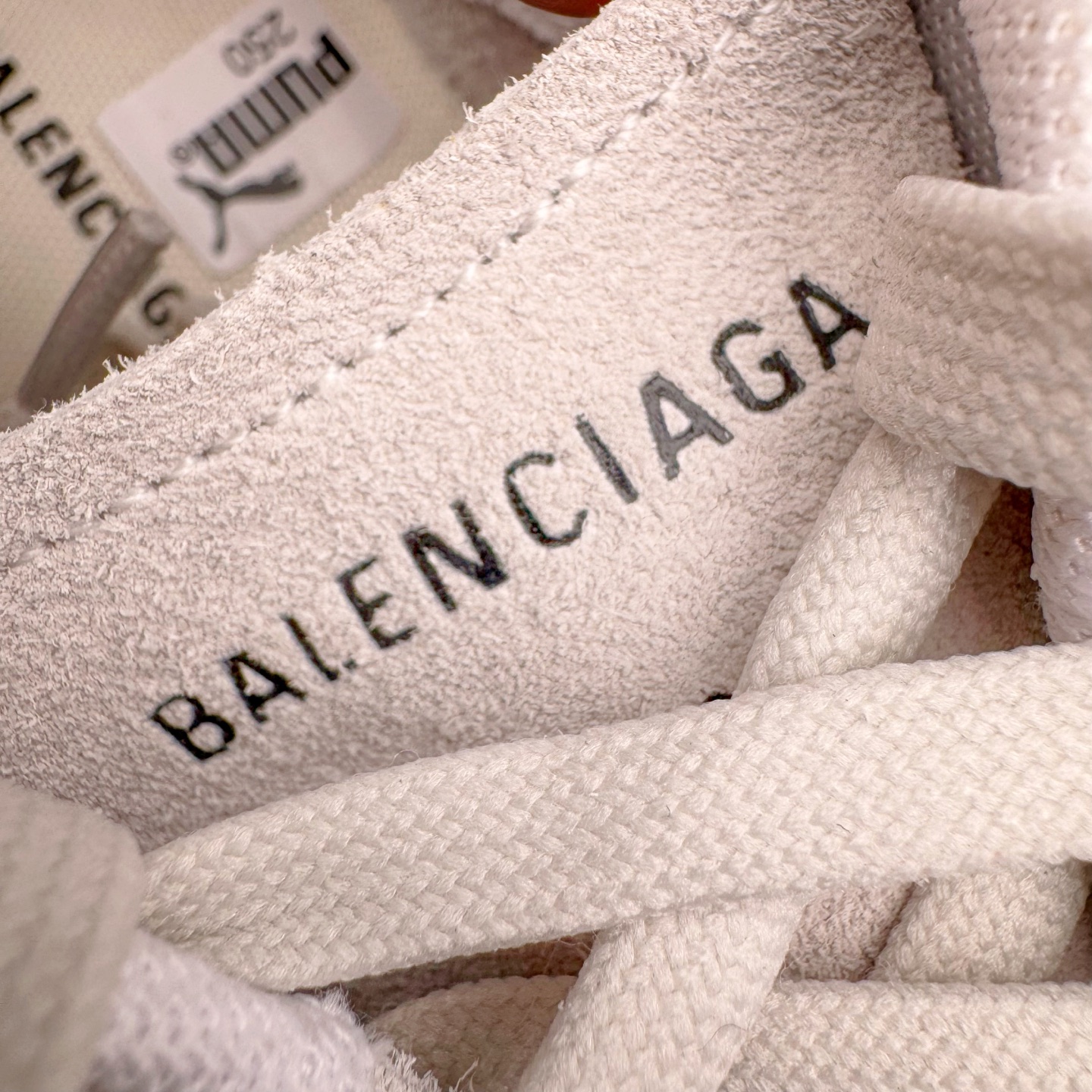 图片[13]-＃KZ纯原 Balenciaga x PUMA/彪马 Speedcat 巴黎世家联名系列薄底鞋牛皮圆头做旧磨损低帮生活休闲鞋 男女同款 口碑大厂出品 品控大底版型不断改良更新 全套原纸板楦头开发 确保原汁原味 完美呈现版型 一比一鞋头弧度高度鞋身弧度 独家私模原厂航空铝磨具打磨大底 鞋头坡度极致还原 无解鞋型 原盒原配 圈内天花板工艺 原厂玻璃冲刀 超高清洁度 全鞋零毛边皮料切割 选用了近两年人气极高的 “薄底鞋” PUMA Speedcat 为蓝本，带来了多个不同配色的联名鞋款。在色调上继承了这双赛车鞋原本的惯用方案，但鞋身侧面标志性的 PUMA Formstrip 标志则采用了 “破坏做旧” 的手法，这也是 Balenciaga 鞋款极为常见的风格。将白色的 PUMA Formstrip 撕掉了一大半，这极为 “粗暴” 的处理方式，在街头绝对有着十足的回头率。鞋头的 PUMA Logo 得以保留，烫金的 BALENCIAGA 字样则表明了它的联名身份，后跟则是鞋款的尺码，这也是 Balenciaga 鞋款的家族习惯。实拍调校N版已经零色差零失真 百分百还原实物色彩所见即所得 不存在货不对板色差等低级问题 选购参考实物拍摄 不混卖不参货 只用心做好货严格选品 承诺混一赔十 尺码：35.5 36 36.5 37.5 38 38.5 39 40 40.5 41 42 42.5 43 44 44.5 45 46-选品中心