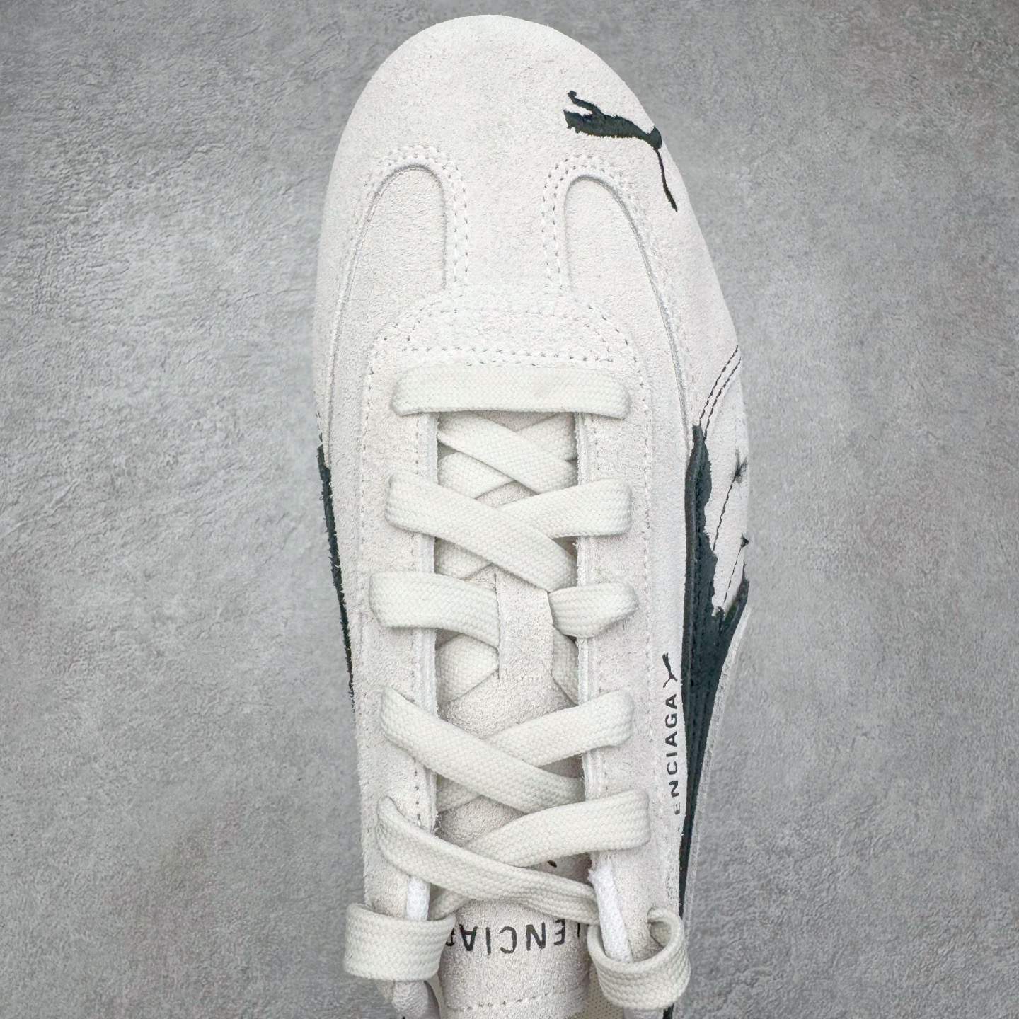 图片[4]-＃KZ纯原 Balenciaga x PUMA/彪马 Speedcat 巴黎世家联名系列薄底鞋牛皮圆头做旧磨损低帮生活休闲鞋 男女同款 口碑大厂出品 品控大底版型不断改良更新 全套原纸板楦头开发 确保原汁原味 完美呈现版型 一比一鞋头弧度高度鞋身弧度 独家私模原厂航空铝磨具打磨大底 鞋头坡度极致还原 无解鞋型 原盒原配 圈内天花板工艺 原厂玻璃冲刀 超高清洁度 全鞋零毛边皮料切割 选用了近两年人气极高的 “薄底鞋” PUMA Speedcat 为蓝本，带来了多个不同配色的联名鞋款。在色调上继承了这双赛车鞋原本的惯用方案，但鞋身侧面标志性的 PUMA Formstrip 标志则采用了 “破坏做旧” 的手法，这也是 Balenciaga 鞋款极为常见的风格。将白色的 PUMA Formstrip 撕掉了一大半，这极为 “粗暴” 的处理方式，在街头绝对有着十足的回头率。鞋头的 PUMA Logo 得以保留，烫金的 BALENCIAGA 字样则表明了它的联名身份，后跟则是鞋款的尺码，这也是 Balenciaga 鞋款的家族习惯。实拍调校N版已经零色差零失真 百分百还原实物色彩所见即所得 不存在货不对板色差等低级问题 选购参考实物拍摄 不混卖不参货 只用心做好货严格选品 承诺混一赔十 尺码：35.5 36 36.5 37.5 38 38.5 39 40 40.5 41 42 42.5 43 44 44.5 45 46-选品中心