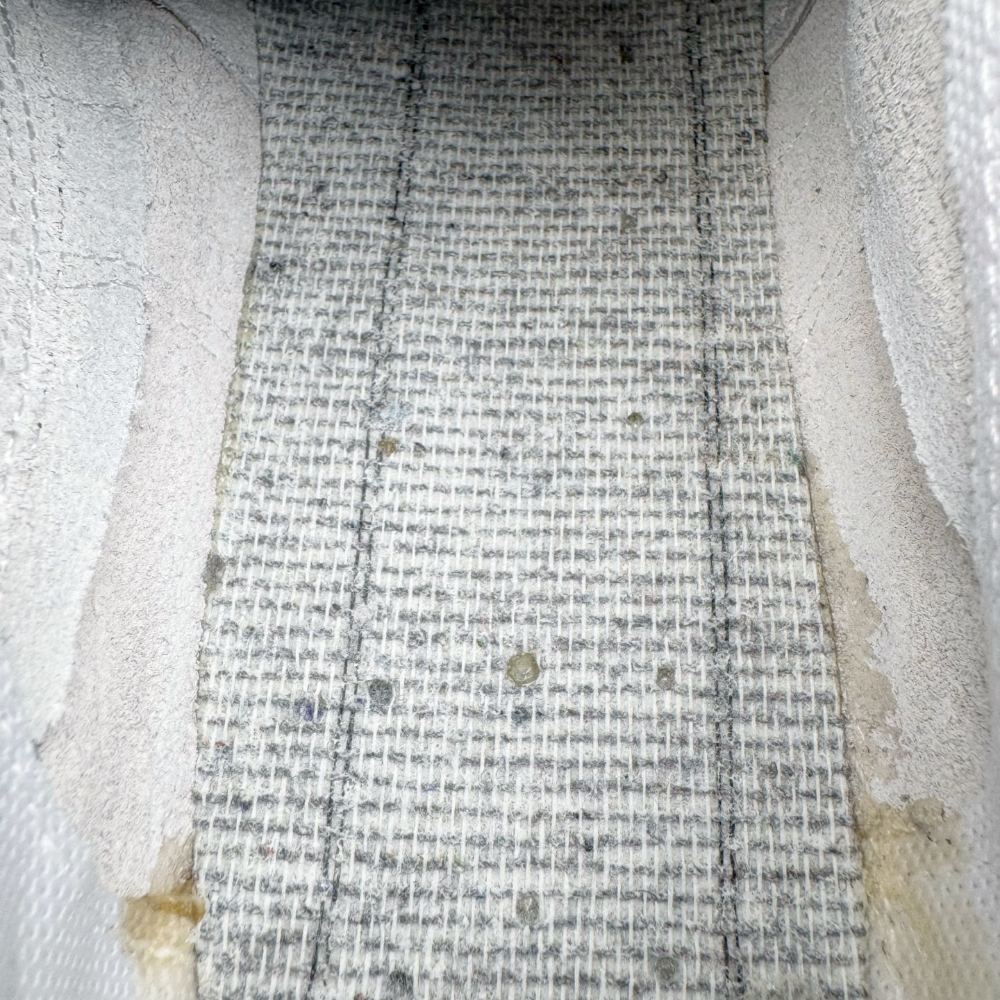 图片[10]-＃KZ纯原 Balenciaga x PUMA/彪马 Speedcat 巴黎世家联名系列薄底鞋牛皮圆头做旧磨损低帮生活休闲鞋 男女同款 口碑大厂出品 品控大底版型不断改良更新 全套原纸板楦头开发 确保原汁原味 完美呈现版型 一比一鞋头弧度高度鞋身弧度 独家私模原厂航空铝磨具打磨大底 鞋头坡度极致还原 无解鞋型 原盒原配 圈内天花板工艺 原厂玻璃冲刀 超高清洁度 全鞋零毛边皮料切割 选用了近两年人气极高的 “薄底鞋” PUMA Speedcat 为蓝本，带来了多个不同配色的联名鞋款。在色调上继承了这双赛车鞋原本的惯用方案，但鞋身侧面标志性的 PUMA Formstrip 标志则采用了 “破坏做旧” 的手法，这也是 Balenciaga 鞋款极为常见的风格。将白色的 PUMA Formstrip 撕掉了一大半，这极为 “粗暴” 的处理方式，在街头绝对有着十足的回头率。鞋头的 PUMA Logo 得以保留，烫金的 BALENCIAGA 字样则表明了它的联名身份，后跟则是鞋款的尺码，这也是 Balenciaga 鞋款的家族习惯。实拍调校N版已经零色差零失真 百分百还原实物色彩所见即所得 不存在货不对板色差等低级问题 选购参考实物拍摄 不混卖不参货 只用心做好货严格选品 承诺混一赔十 尺码：35.5 36 36.5 37.5 38 38.5 39 40 40.5 41 42 42.5 43 44 44.5 45 46-选品中心