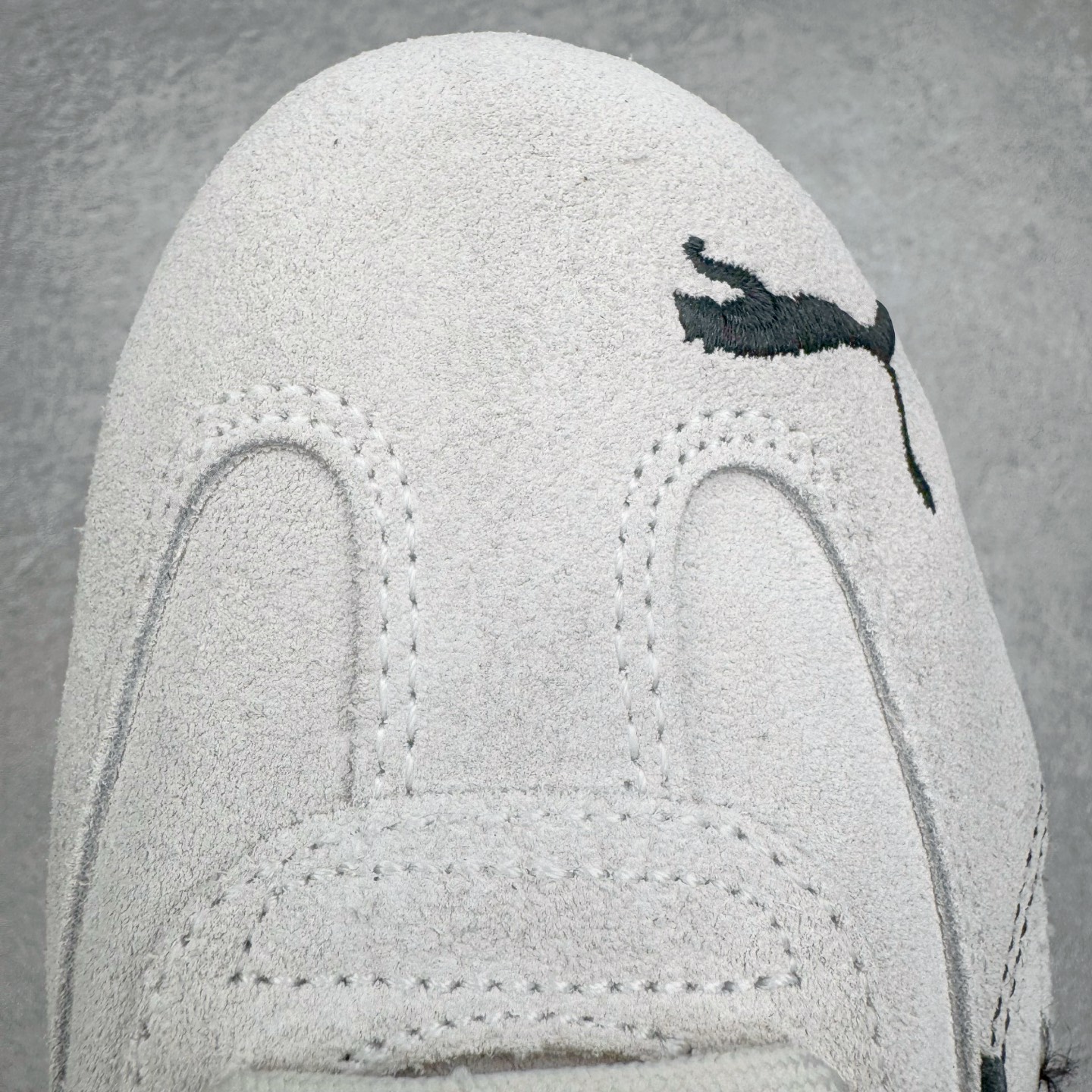 图片[14]-＃KZ纯原 Balenciaga x PUMA/彪马 Speedcat 巴黎世家联名系列薄底鞋牛皮圆头做旧磨损低帮生活休闲鞋 男女同款 口碑大厂出品 品控大底版型不断改良更新 全套原纸板楦头开发 确保原汁原味 完美呈现版型 一比一鞋头弧度高度鞋身弧度 独家私模原厂航空铝磨具打磨大底 鞋头坡度极致还原 无解鞋型 原盒原配 圈内天花板工艺 原厂玻璃冲刀 超高清洁度 全鞋零毛边皮料切割 选用了近两年人气极高的 “薄底鞋” PUMA Speedcat 为蓝本，带来了多个不同配色的联名鞋款。在色调上继承了这双赛车鞋原本的惯用方案，但鞋身侧面标志性的 PUMA Formstrip 标志则采用了 “破坏做旧” 的手法，这也是 Balenciaga 鞋款极为常见的风格。将白色的 PUMA Formstrip 撕掉了一大半，这极为 “粗暴” 的处理方式，在街头绝对有着十足的回头率。鞋头的 PUMA Logo 得以保留，烫金的 BALENCIAGA 字样则表明了它的联名身份，后跟则是鞋款的尺码，这也是 Balenciaga 鞋款的家族习惯。实拍调校N版已经零色差零失真 百分百还原实物色彩所见即所得 不存在货不对板色差等低级问题 选购参考实物拍摄 不混卖不参货 只用心做好货严格选品 承诺混一赔十 尺码：35.5 36 36.5 37.5 38 38.5 39 40 40.5 41 42 42.5 43 44 44.5 45 46-选品中心