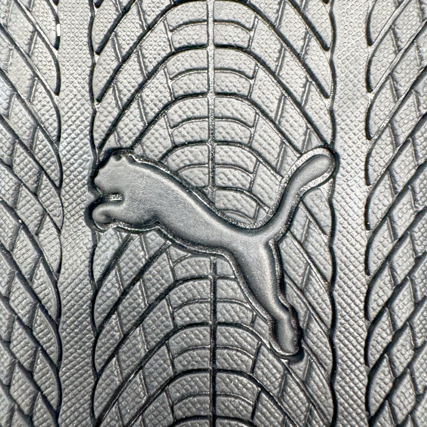 图片[20]-＃KZ纯原 Balenciaga x PUMA/彪马 Speedcat 巴黎世家联名系列薄底鞋牛皮圆头做旧磨损低帮生活休闲鞋 男女同款 口碑大厂出品 品控大底版型不断改良更新 全套原纸板楦头开发 确保原汁原味 完美呈现版型 一比一鞋头弧度高度鞋身弧度 独家私模原厂航空铝磨具打磨大底 鞋头坡度极致还原 无解鞋型 原盒原配 圈内天花板工艺 原厂玻璃冲刀 超高清洁度 全鞋零毛边皮料切割 选用了近两年人气极高的 “薄底鞋” PUMA Speedcat 为蓝本，带来了多个不同配色的联名鞋款。在色调上继承了这双赛车鞋原本的惯用方案，但鞋身侧面标志性的 PUMA Formstrip 标志则采用了 “破坏做旧” 的手法，这也是 Balenciaga 鞋款极为常见的风格。将白色的 PUMA Formstrip 撕掉了一大半，这极为 “粗暴” 的处理方式，在街头绝对有着十足的回头率。鞋头的 PUMA Logo 得以保留，烫金的 BALENCIAGA 字样则表明了它的联名身份，后跟则是鞋款的尺码，这也是 Balenciaga 鞋款的家族习惯。实拍调校N版已经零色差零失真 百分百还原实物色彩所见即所得 不存在货不对板色差等低级问题 选购参考实物拍摄 不混卖不参货 只用心做好货严格选品 承诺混一赔十 尺码：35.5 36 36.5 37.5 38 38.5 39 40 40.5 41 42 42.5 43 44 44.5 45 46-选品中心