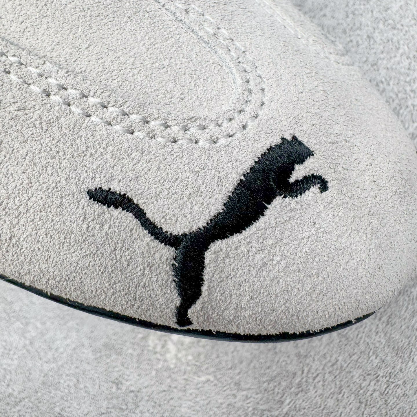 图片[17]-＃KZ纯原 Balenciaga x PUMA/彪马 Speedcat 巴黎世家联名系列薄底鞋牛皮圆头做旧磨损低帮生活休闲鞋 男女同款 口碑大厂出品 品控大底版型不断改良更新 全套原纸板楦头开发 确保原汁原味 完美呈现版型 一比一鞋头弧度高度鞋身弧度 独家私模原厂航空铝磨具打磨大底 鞋头坡度极致还原 无解鞋型 原盒原配 圈内天花板工艺 原厂玻璃冲刀 超高清洁度 全鞋零毛边皮料切割 选用了近两年人气极高的 “薄底鞋” PUMA Speedcat 为蓝本，带来了多个不同配色的联名鞋款。在色调上继承了这双赛车鞋原本的惯用方案，但鞋身侧面标志性的 PUMA Formstrip 标志则采用了 “破坏做旧” 的手法，这也是 Balenciaga 鞋款极为常见的风格。将白色的 PUMA Formstrip 撕掉了一大半，这极为 “粗暴” 的处理方式，在街头绝对有着十足的回头率。鞋头的 PUMA Logo 得以保留，烫金的 BALENCIAGA 字样则表明了它的联名身份，后跟则是鞋款的尺码，这也是 Balenciaga 鞋款的家族习惯。实拍调校N版已经零色差零失真 百分百还原实物色彩所见即所得 不存在货不对板色差等低级问题 选购参考实物拍摄 不混卖不参货 只用心做好货严格选品 承诺混一赔十 尺码：35.5 36 36.5 37.5 38 38.5 39 40 40.5 41 42 42.5 43 44 44.5 45 46-选品中心