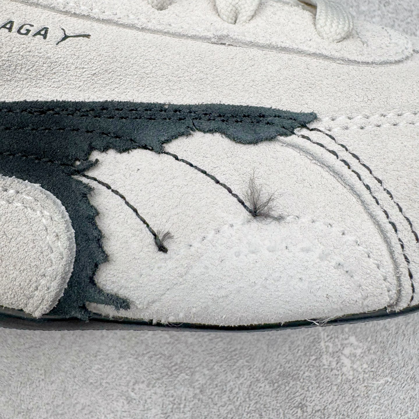 图片[19]-＃KZ纯原 Balenciaga x PUMA/彪马 Speedcat 巴黎世家联名系列薄底鞋牛皮圆头做旧磨损低帮生活休闲鞋 男女同款 口碑大厂出品 品控大底版型不断改良更新 全套原纸板楦头开发 确保原汁原味 完美呈现版型 一比一鞋头弧度高度鞋身弧度 独家私模原厂航空铝磨具打磨大底 鞋头坡度极致还原 无解鞋型 原盒原配 圈内天花板工艺 原厂玻璃冲刀 超高清洁度 全鞋零毛边皮料切割 选用了近两年人气极高的 “薄底鞋” PUMA Speedcat 为蓝本，带来了多个不同配色的联名鞋款。在色调上继承了这双赛车鞋原本的惯用方案，但鞋身侧面标志性的 PUMA Formstrip 标志则采用了 “破坏做旧” 的手法，这也是 Balenciaga 鞋款极为常见的风格。将白色的 PUMA Formstrip 撕掉了一大半，这极为 “粗暴” 的处理方式，在街头绝对有着十足的回头率。鞋头的 PUMA Logo 得以保留，烫金的 BALENCIAGA 字样则表明了它的联名身份，后跟则是鞋款的尺码，这也是 Balenciaga 鞋款的家族习惯。实拍调校N版已经零色差零失真 百分百还原实物色彩所见即所得 不存在货不对板色差等低级问题 选购参考实物拍摄 不混卖不参货 只用心做好货严格选品 承诺混一赔十 尺码：35.5 36 36.5 37.5 38 38.5 39 40 40.5 41 42 42.5 43 44 44.5 45 46-选品中心