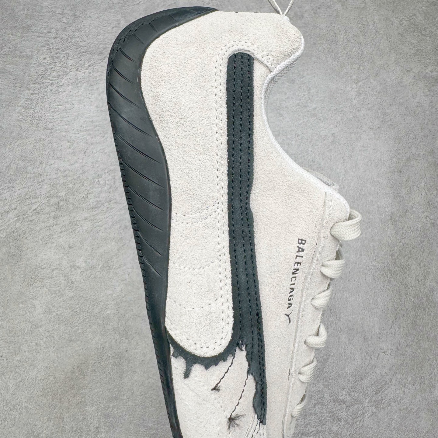 图片[6]-＃KZ纯原 Balenciaga x PUMA/彪马 Speedcat 巴黎世家联名系列薄底鞋牛皮圆头做旧磨损低帮生活休闲鞋 男女同款 口碑大厂出品 品控大底版型不断改良更新 全套原纸板楦头开发 确保原汁原味 完美呈现版型 一比一鞋头弧度高度鞋身弧度 独家私模原厂航空铝磨具打磨大底 鞋头坡度极致还原 无解鞋型 原盒原配 圈内天花板工艺 原厂玻璃冲刀 超高清洁度 全鞋零毛边皮料切割 选用了近两年人气极高的 “薄底鞋” PUMA Speedcat 为蓝本，带来了多个不同配色的联名鞋款。在色调上继承了这双赛车鞋原本的惯用方案，但鞋身侧面标志性的 PUMA Formstrip 标志则采用了 “破坏做旧” 的手法，这也是 Balenciaga 鞋款极为常见的风格。将白色的 PUMA Formstrip 撕掉了一大半，这极为 “粗暴” 的处理方式，在街头绝对有着十足的回头率。鞋头的 PUMA Logo 得以保留，烫金的 BALENCIAGA 字样则表明了它的联名身份，后跟则是鞋款的尺码，这也是 Balenciaga 鞋款的家族习惯。实拍调校N版已经零色差零失真 百分百还原实物色彩所见即所得 不存在货不对板色差等低级问题 选购参考实物拍摄 不混卖不参货 只用心做好货严格选品 承诺混一赔十 尺码：35.5 36 36.5 37.5 38 38.5 39 40 40.5 41 42 42.5 43 44 44.5 45 46-选品中心