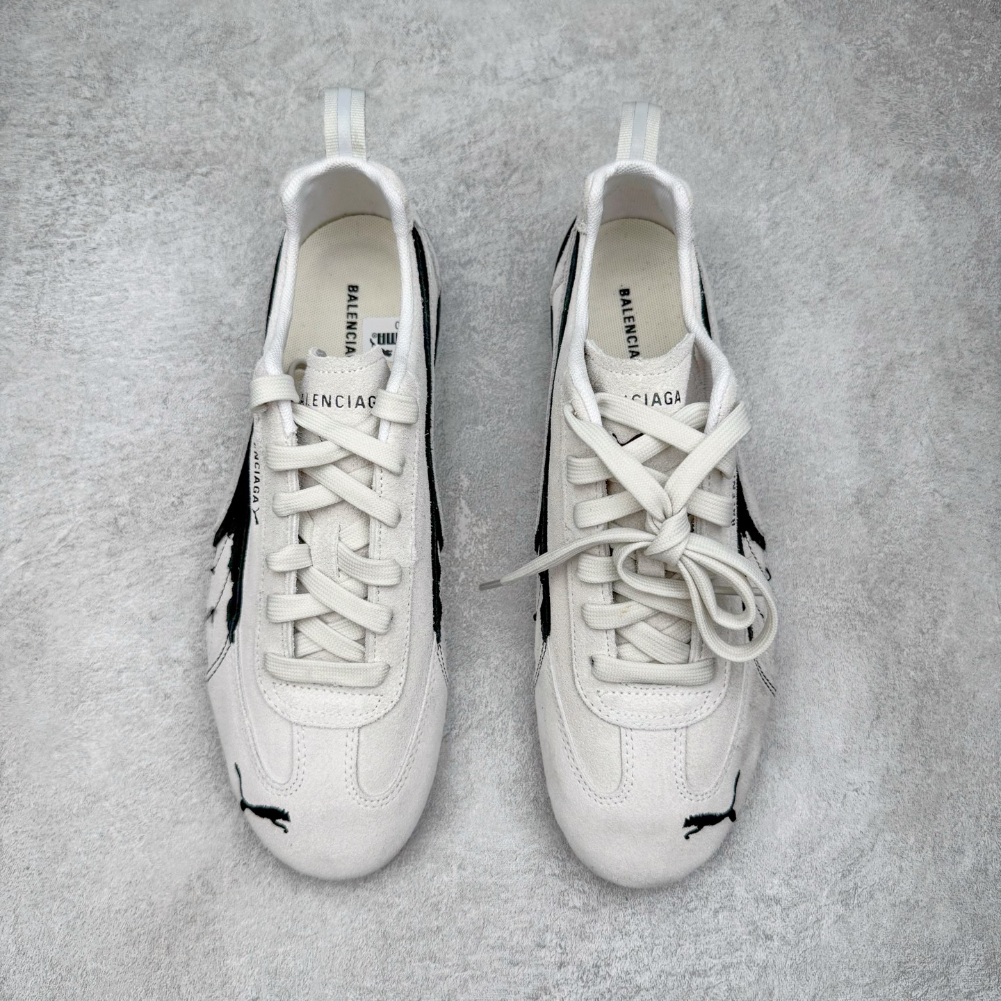 图片[2]-＃KZ纯原 Balenciaga x PUMA/彪马 Speedcat 巴黎世家联名系列薄底鞋牛皮圆头做旧磨损低帮生活休闲鞋 男女同款 口碑大厂出品 品控大底版型不断改良更新 全套原纸板楦头开发 确保原汁原味 完美呈现版型 一比一鞋头弧度高度鞋身弧度 独家私模原厂航空铝磨具打磨大底 鞋头坡度极致还原 无解鞋型 原盒原配 圈内天花板工艺 原厂玻璃冲刀 超高清洁度 全鞋零毛边皮料切割 选用了近两年人气极高的 “薄底鞋” PUMA Speedcat 为蓝本，带来了多个不同配色的联名鞋款。在色调上继承了这双赛车鞋原本的惯用方案，但鞋身侧面标志性的 PUMA Formstrip 标志则采用了 “破坏做旧” 的手法，这也是 Balenciaga 鞋款极为常见的风格。将白色的 PUMA Formstrip 撕掉了一大半，这极为 “粗暴” 的处理方式，在街头绝对有着十足的回头率。鞋头的 PUMA Logo 得以保留，烫金的 BALENCIAGA 字样则表明了它的联名身份，后跟则是鞋款的尺码，这也是 Balenciaga 鞋款的家族习惯。实拍调校N版已经零色差零失真 百分百还原实物色彩所见即所得 不存在货不对板色差等低级问题 选购参考实物拍摄 不混卖不参货 只用心做好货严格选品 承诺混一赔十 尺码：35.5 36 36.5 37.5 38 38.5 39 40 40.5 41 42 42.5 43 44 44.5 45 46-选品中心