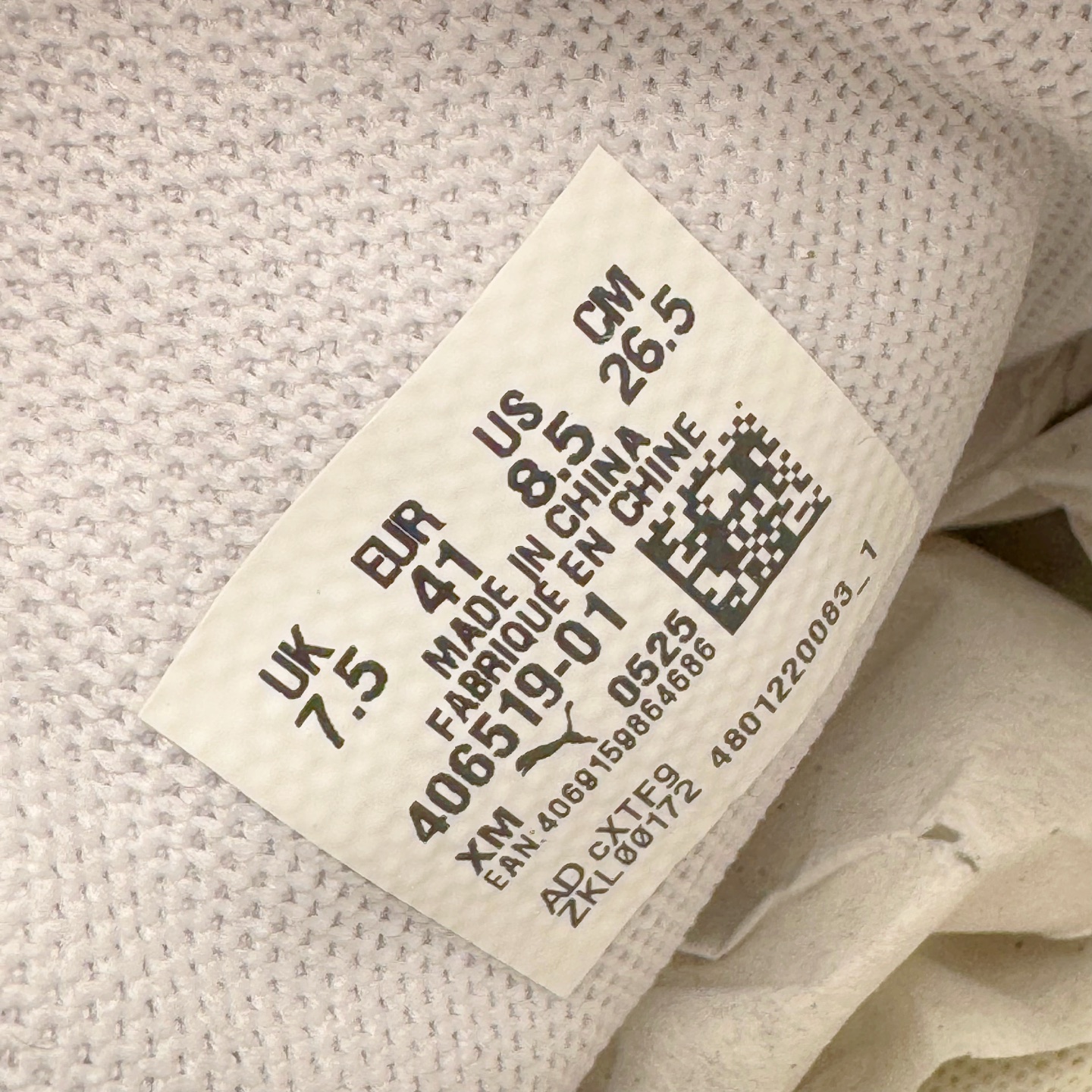 图片[11]-＃KZ纯原 Balenciaga x PUMA/彪马 Speedcat 巴黎世家联名系列薄底鞋牛皮圆头做旧磨损低帮生活休闲鞋 男女同款 口碑大厂出品 品控大底版型不断改良更新 全套原纸板楦头开发 确保原汁原味 完美呈现版型 一比一鞋头弧度高度鞋身弧度 独家私模原厂航空铝磨具打磨大底 鞋头坡度极致还原 无解鞋型 原盒原配 圈内天花板工艺 原厂玻璃冲刀 超高清洁度 全鞋零毛边皮料切割 选用了近两年人气极高的 “薄底鞋” PUMA Speedcat 为蓝本，带来了多个不同配色的联名鞋款。在色调上继承了这双赛车鞋原本的惯用方案，但鞋身侧面标志性的 PUMA Formstrip 标志则采用了 “破坏做旧” 的手法，这也是 Balenciaga 鞋款极为常见的风格。将白色的 PUMA Formstrip 撕掉了一大半，这极为 “粗暴” 的处理方式，在街头绝对有着十足的回头率。鞋头的 PUMA Logo 得以保留，烫金的 BALENCIAGA 字样则表明了它的联名身份，后跟则是鞋款的尺码，这也是 Balenciaga 鞋款的家族习惯。实拍调校N版已经零色差零失真 百分百还原实物色彩所见即所得 不存在货不对板色差等低级问题 选购参考实物拍摄 不混卖不参货 只用心做好货严格选品 承诺混一赔十 尺码：35.5 36 36.5 37.5 38 38.5 39 40 40.5 41 42 42.5 43 44 44.5 45 46-选品中心