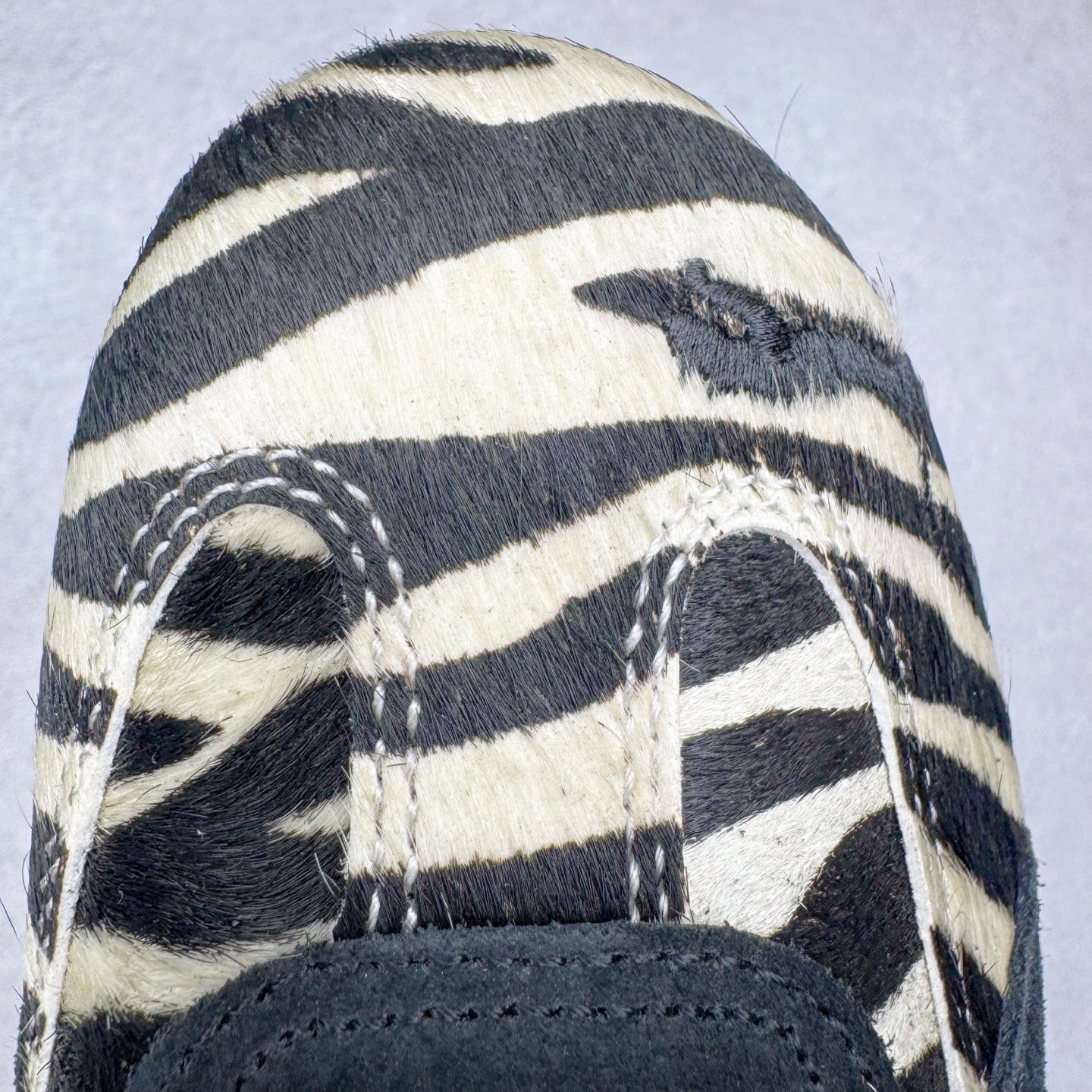 图片[12]-＃KZ纯原 PUMA Speedca OG 彪马极速赛车系列低帮德训风拼接复古百搭休闲运动赛车鞋 斑马纹马毛 口碑大厂出品 品控大底版型不断改良更新 全套原纸板楦头开发 确保原汁原味 完美呈现版型 一比一鞋头弧度高度鞋身弧度 独家私模原厂航空铝磨具打磨大底 鞋头坡度极致还原 无解鞋型 原盒原配 圈内天花板工艺 原厂玻璃冲刀 超高清洁度 全鞋零毛边皮料切割 原厂中底布 鞋款从80、90年代赛车手所穿的防火赛车鞋为原型，鞋身线条模仿了赛车的流线廓形，体现了空气动力学原理的结构。简约流畅的外观，恰好又和贯穿其中的Formstrip Logo融合恰到好处，视觉上细节丰富且协调。本次Speedcat OG鞋款归来，最大看点自然式保留了窄版鞋型以及薄底构造。这两年各品牌鞋底越做越厚，Speedcat反其道而行之，上脚几乎无鞋底的效果带来耳目一新的视觉体验。鞋面依旧是以质感细腻的麂皮材质打造，并且大面积近乎全包裹的使用，复古味道也愈发浓烈。配色上更是将最原始的黑色和红色带回，向F1赛车队的标志性队服致敬。相信让各位一眼种草的更多是出挑的大红色，上脚即可瞬间点亮整体造型，在以球鞋为核心的OOTD中脱颖而出。而另一款黑色则是低调的万金油，彰显新潮个性的同时又不喧宾夺主，也是热爱简约系穿搭朋友的首选。 尺码：35.5 36 37 37.5 38 38.5 39 40 40.5 41 42 42.5 43 44 44.5 45 46-选品中心