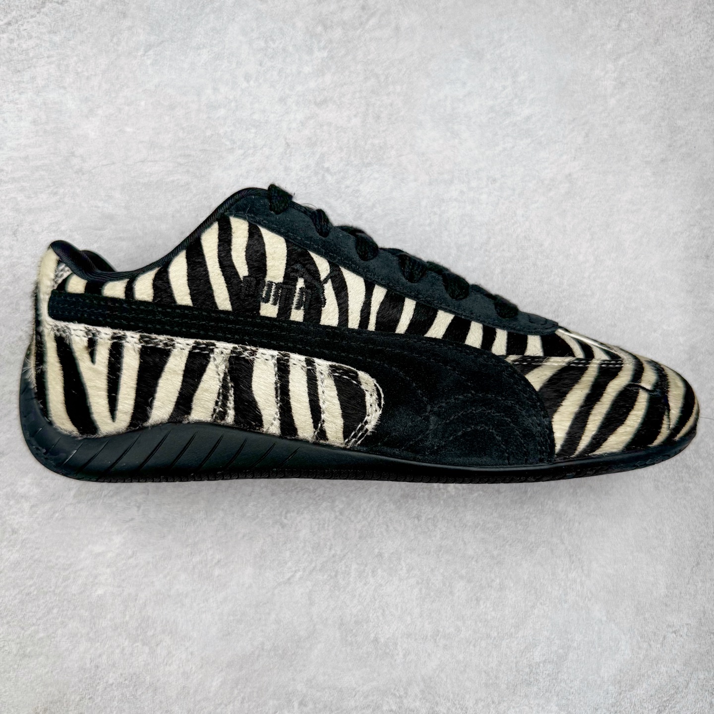 ＃KZ纯原 PUMA Speedca OG 彪马极速赛车系列低帮德训风拼接复古百搭休闲运动赛车鞋 斑马纹马毛 口碑大厂出品 品控大底版型不断改良更新 全套原纸板楦头开发 确保原汁原味 完美呈现版型 一比一鞋头弧度高度鞋身弧度 独家私模原厂航空铝磨具打磨大底 鞋头坡度极致还原 无解鞋型 原盒原配 圈内天花板工艺 原厂玻璃冲刀 超高清洁度 全鞋零毛边皮料切割 原厂中底布 鞋款从80、90年代赛车手所穿的防火赛车鞋为原型，鞋身线条模仿了赛车的流线廓形，体现了空气动力学原理的结构。简约流畅的外观，恰好又和贯穿其中的Formstrip Logo融合恰到好处，视觉上细节丰富且协调。本次Speedcat OG鞋款归来，最大看点自然式保留了窄版鞋型以及薄底构造。这两年各品牌鞋底越做越厚，Speedcat反其道而行之，上脚几乎无鞋底的效果带来耳目一新的视觉体验。鞋面依旧是以质感细腻的麂皮材质打造，并且大面积近乎全包裹的使用，复古味道也愈发浓烈。配色上更是将最原始的黑色和红色带回，向F1赛车队的标志性队服致敬。相信让各位一眼种草的更多是出挑的大红色，上脚即可瞬间点亮整体造型，在以球鞋为核心的OOTD中脱颖而出。而另一款黑色则是低调的万金油，彰显新潮个性的同时又不喧宾夺主，也是热爱简约系穿搭朋友的首选。 尺码：35.5 36 37 37.5 38 38.5 39 40 40.5 41 42 42.5 43 44 44.5 45 46-选品中心