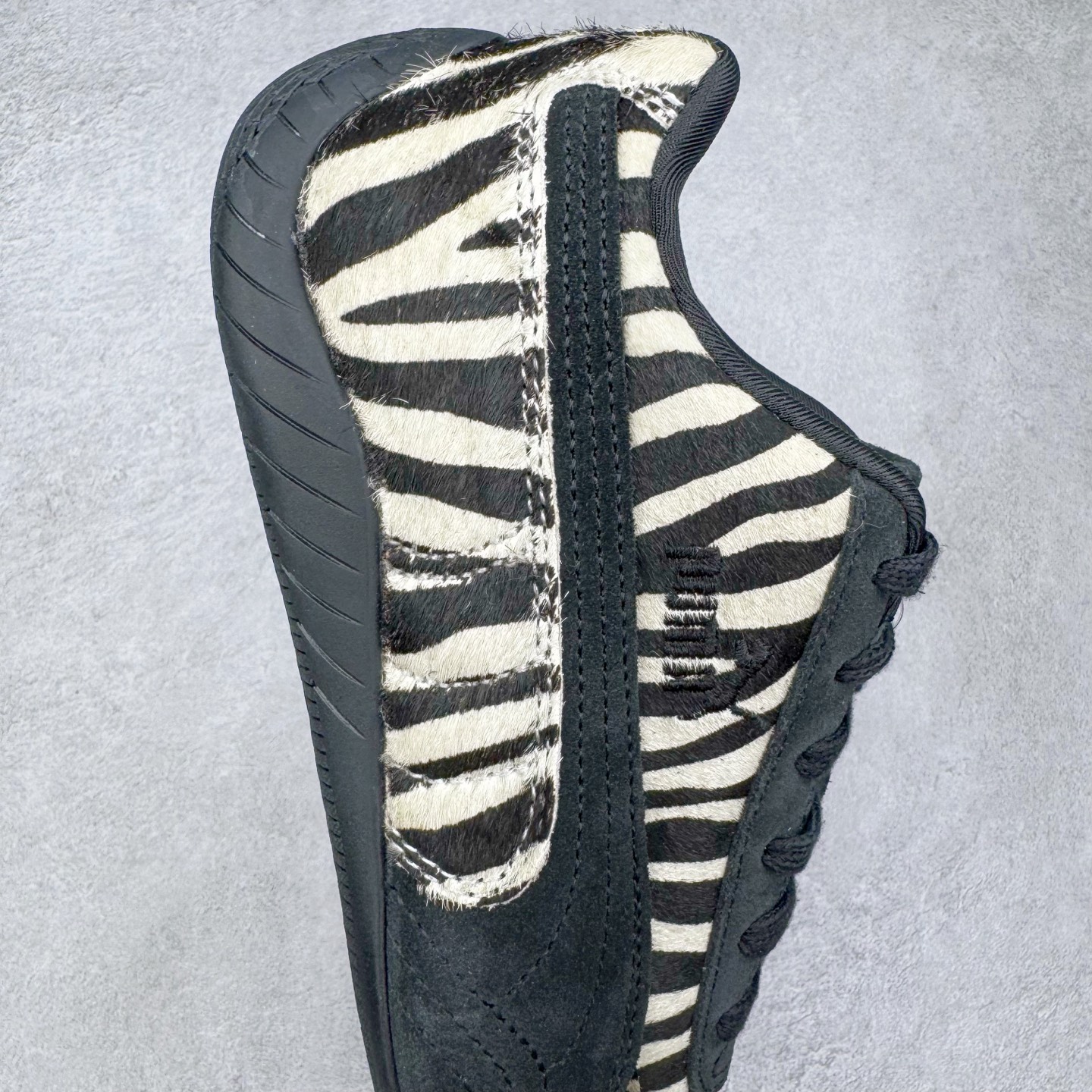 图片[6]-＃KZ纯原 PUMA Speedca OG 彪马极速赛车系列低帮德训风拼接复古百搭休闲运动赛车鞋 斑马纹马毛 口碑大厂出品 品控大底版型不断改良更新 全套原纸板楦头开发 确保原汁原味 完美呈现版型 一比一鞋头弧度高度鞋身弧度 独家私模原厂航空铝磨具打磨大底 鞋头坡度极致还原 无解鞋型 原盒原配 圈内天花板工艺 原厂玻璃冲刀 超高清洁度 全鞋零毛边皮料切割 原厂中底布 鞋款从80、90年代赛车手所穿的防火赛车鞋为原型，鞋身线条模仿了赛车的流线廓形，体现了空气动力学原理的结构。简约流畅的外观，恰好又和贯穿其中的Formstrip Logo融合恰到好处，视觉上细节丰富且协调。本次Speedcat OG鞋款归来，最大看点自然式保留了窄版鞋型以及薄底构造。这两年各品牌鞋底越做越厚，Speedcat反其道而行之，上脚几乎无鞋底的效果带来耳目一新的视觉体验。鞋面依旧是以质感细腻的麂皮材质打造，并且大面积近乎全包裹的使用，复古味道也愈发浓烈。配色上更是将最原始的黑色和红色带回，向F1赛车队的标志性队服致敬。相信让各位一眼种草的更多是出挑的大红色，上脚即可瞬间点亮整体造型，在以球鞋为核心的OOTD中脱颖而出。而另一款黑色则是低调的万金油，彰显新潮个性的同时又不喧宾夺主，也是热爱简约系穿搭朋友的首选。 尺码：35.5 36 37 37.5 38 38.5 39 40 40.5 41 42 42.5 43 44 44.5 45 46-选品中心