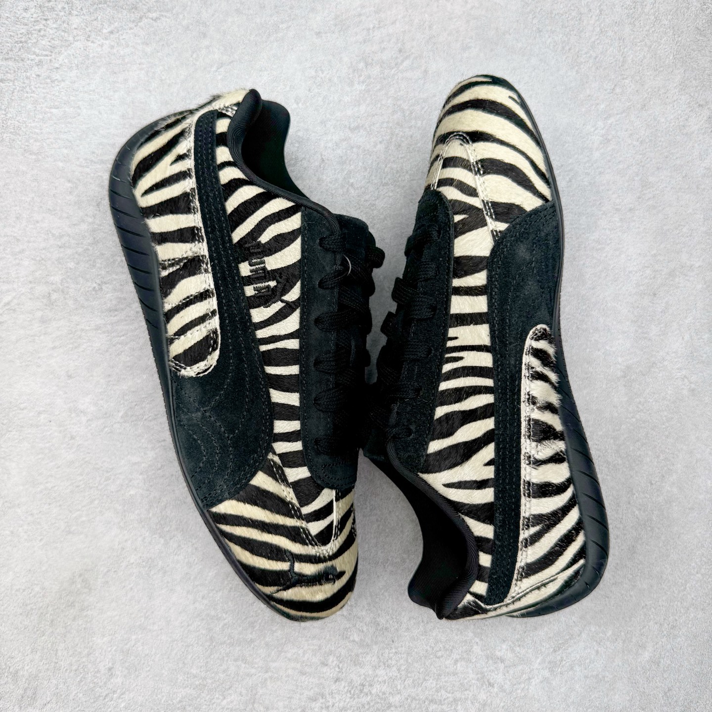 图片[3]-＃KZ纯原 PUMA Speedca OG 彪马极速赛车系列低帮德训风拼接复古百搭休闲运动赛车鞋 斑马纹马毛 口碑大厂出品 品控大底版型不断改良更新 全套原纸板楦头开发 确保原汁原味 完美呈现版型 一比一鞋头弧度高度鞋身弧度 独家私模原厂航空铝磨具打磨大底 鞋头坡度极致还原 无解鞋型 原盒原配 圈内天花板工艺 原厂玻璃冲刀 超高清洁度 全鞋零毛边皮料切割 原厂中底布 鞋款从80、90年代赛车手所穿的防火赛车鞋为原型，鞋身线条模仿了赛车的流线廓形，体现了空气动力学原理的结构。简约流畅的外观，恰好又和贯穿其中的Formstrip Logo融合恰到好处，视觉上细节丰富且协调。本次Speedcat OG鞋款归来，最大看点自然式保留了窄版鞋型以及薄底构造。这两年各品牌鞋底越做越厚，Speedcat反其道而行之，上脚几乎无鞋底的效果带来耳目一新的视觉体验。鞋面依旧是以质感细腻的麂皮材质打造，并且大面积近乎全包裹的使用，复古味道也愈发浓烈。配色上更是将最原始的黑色和红色带回，向F1赛车队的标志性队服致敬。相信让各位一眼种草的更多是出挑的大红色，上脚即可瞬间点亮整体造型，在以球鞋为核心的OOTD中脱颖而出。而另一款黑色则是低调的万金油，彰显新潮个性的同时又不喧宾夺主，也是热爱简约系穿搭朋友的首选。 尺码：35.5 36 37 37.5 38 38.5 39 40 40.5 41 42 42.5 43 44 44.5 45 46-选品中心