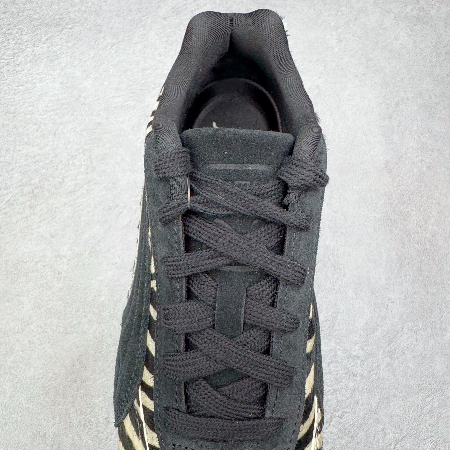 图片[5]-＃KZ纯原 PUMA Speedca OG 彪马极速赛车系列低帮德训风拼接复古百搭休闲运动赛车鞋 斑马纹马毛 口碑大厂出品 品控大底版型不断改良更新 全套原纸板楦头开发 确保原汁原味 完美呈现版型 一比一鞋头弧度高度鞋身弧度 独家私模原厂航空铝磨具打磨大底 鞋头坡度极致还原 无解鞋型 原盒原配 圈内天花板工艺 原厂玻璃冲刀 超高清洁度 全鞋零毛边皮料切割 原厂中底布 鞋款从80、90年代赛车手所穿的防火赛车鞋为原型，鞋身线条模仿了赛车的流线廓形，体现了空气动力学原理的结构。简约流畅的外观，恰好又和贯穿其中的Formstrip Logo融合恰到好处，视觉上细节丰富且协调。本次Speedcat OG鞋款归来，最大看点自然式保留了窄版鞋型以及薄底构造。这两年各品牌鞋底越做越厚，Speedcat反其道而行之，上脚几乎无鞋底的效果带来耳目一新的视觉体验。鞋面依旧是以质感细腻的麂皮材质打造，并且大面积近乎全包裹的使用，复古味道也愈发浓烈。配色上更是将最原始的黑色和红色带回，向F1赛车队的标志性队服致敬。相信让各位一眼种草的更多是出挑的大红色，上脚即可瞬间点亮整体造型，在以球鞋为核心的OOTD中脱颖而出。而另一款黑色则是低调的万金油，彰显新潮个性的同时又不喧宾夺主，也是热爱简约系穿搭朋友的首选。 尺码：35.5 36 37 37.5 38 38.5 39 40 40.5 41 42 42.5 43 44 44.5 45 46-选品中心