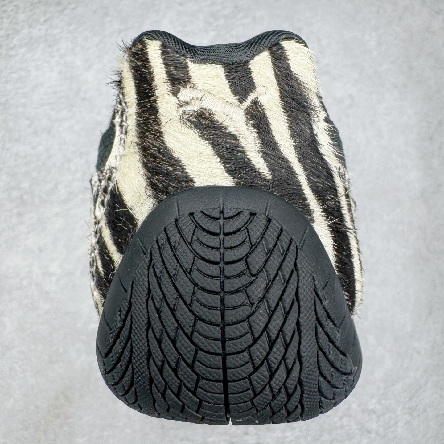 图片[8]-＃KZ纯原 PUMA Speedca OG 彪马极速赛车系列低帮德训风拼接复古百搭休闲运动赛车鞋 斑马纹马毛 口碑大厂出品 品控大底版型不断改良更新 全套原纸板楦头开发 确保原汁原味 完美呈现版型 一比一鞋头弧度高度鞋身弧度 独家私模原厂航空铝磨具打磨大底 鞋头坡度极致还原 无解鞋型 原盒原配 圈内天花板工艺 原厂玻璃冲刀 超高清洁度 全鞋零毛边皮料切割 原厂中底布 鞋款从80、90年代赛车手所穿的防火赛车鞋为原型，鞋身线条模仿了赛车的流线廓形，体现了空气动力学原理的结构。简约流畅的外观，恰好又和贯穿其中的Formstrip Logo融合恰到好处，视觉上细节丰富且协调。本次Speedcat OG鞋款归来，最大看点自然式保留了窄版鞋型以及薄底构造。这两年各品牌鞋底越做越厚，Speedcat反其道而行之，上脚几乎无鞋底的效果带来耳目一新的视觉体验。鞋面依旧是以质感细腻的麂皮材质打造，并且大面积近乎全包裹的使用，复古味道也愈发浓烈。配色上更是将最原始的黑色和红色带回，向F1赛车队的标志性队服致敬。相信让各位一眼种草的更多是出挑的大红色，上脚即可瞬间点亮整体造型，在以球鞋为核心的OOTD中脱颖而出。而另一款黑色则是低调的万金油，彰显新潮个性的同时又不喧宾夺主，也是热爱简约系穿搭朋友的首选。 尺码：35.5 36 37 37.5 38 38.5 39 40 40.5 41 42 42.5 43 44 44.5 45 46-选品中心