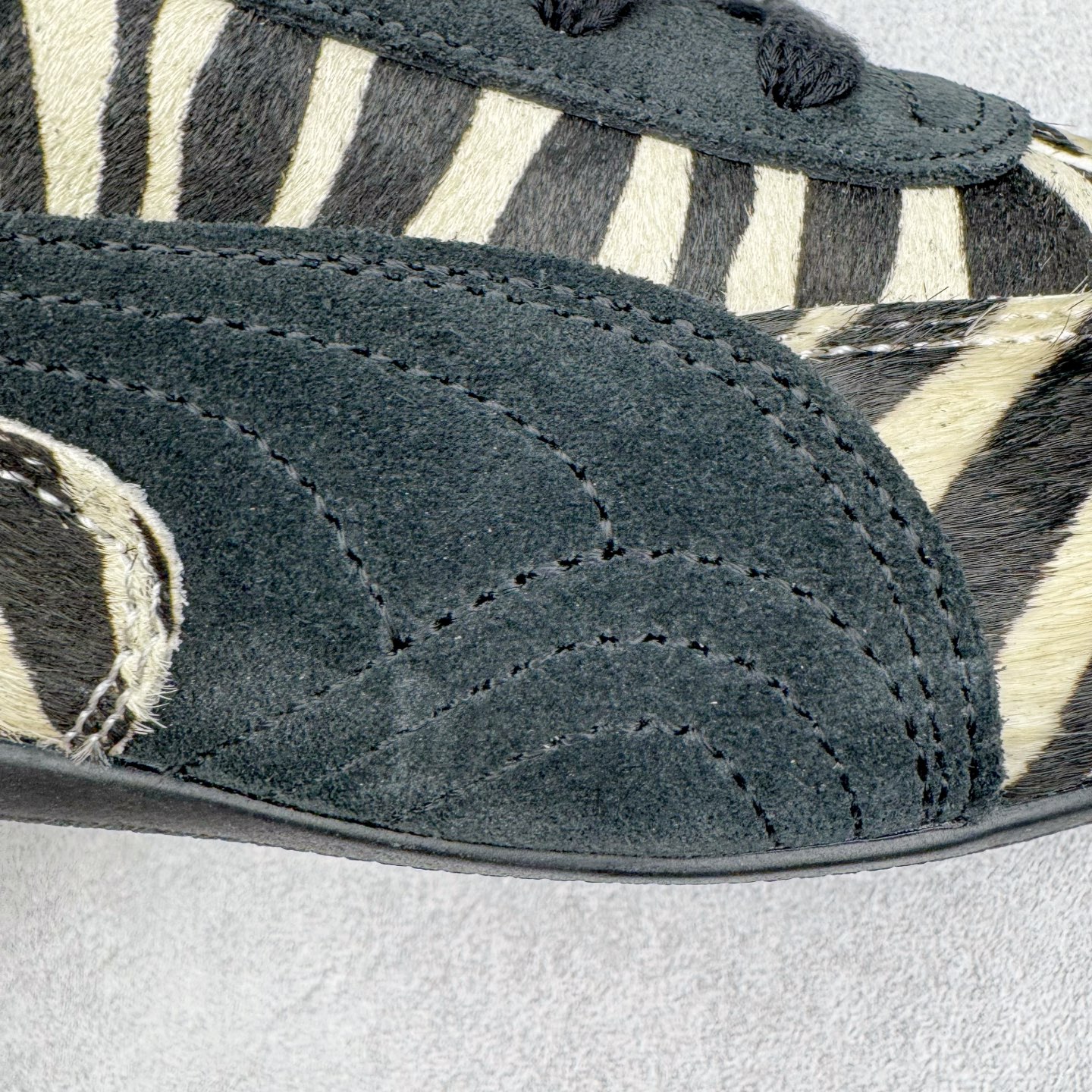 图片[16]-＃KZ纯原 PUMA Speedca OG 彪马极速赛车系列低帮德训风拼接复古百搭休闲运动赛车鞋 斑马纹马毛 口碑大厂出品 品控大底版型不断改良更新 全套原纸板楦头开发 确保原汁原味 完美呈现版型 一比一鞋头弧度高度鞋身弧度 独家私模原厂航空铝磨具打磨大底 鞋头坡度极致还原 无解鞋型 原盒原配 圈内天花板工艺 原厂玻璃冲刀 超高清洁度 全鞋零毛边皮料切割 原厂中底布 鞋款从80、90年代赛车手所穿的防火赛车鞋为原型，鞋身线条模仿了赛车的流线廓形，体现了空气动力学原理的结构。简约流畅的外观，恰好又和贯穿其中的Formstrip Logo融合恰到好处，视觉上细节丰富且协调。本次Speedcat OG鞋款归来，最大看点自然式保留了窄版鞋型以及薄底构造。这两年各品牌鞋底越做越厚，Speedcat反其道而行之，上脚几乎无鞋底的效果带来耳目一新的视觉体验。鞋面依旧是以质感细腻的麂皮材质打造，并且大面积近乎全包裹的使用，复古味道也愈发浓烈。配色上更是将最原始的黑色和红色带回，向F1赛车队的标志性队服致敬。相信让各位一眼种草的更多是出挑的大红色，上脚即可瞬间点亮整体造型，在以球鞋为核心的OOTD中脱颖而出。而另一款黑色则是低调的万金油，彰显新潮个性的同时又不喧宾夺主，也是热爱简约系穿搭朋友的首选。 尺码：35.5 36 37 37.5 38 38.5 39 40 40.5 41 42 42.5 43 44 44.5 45 46-选品中心