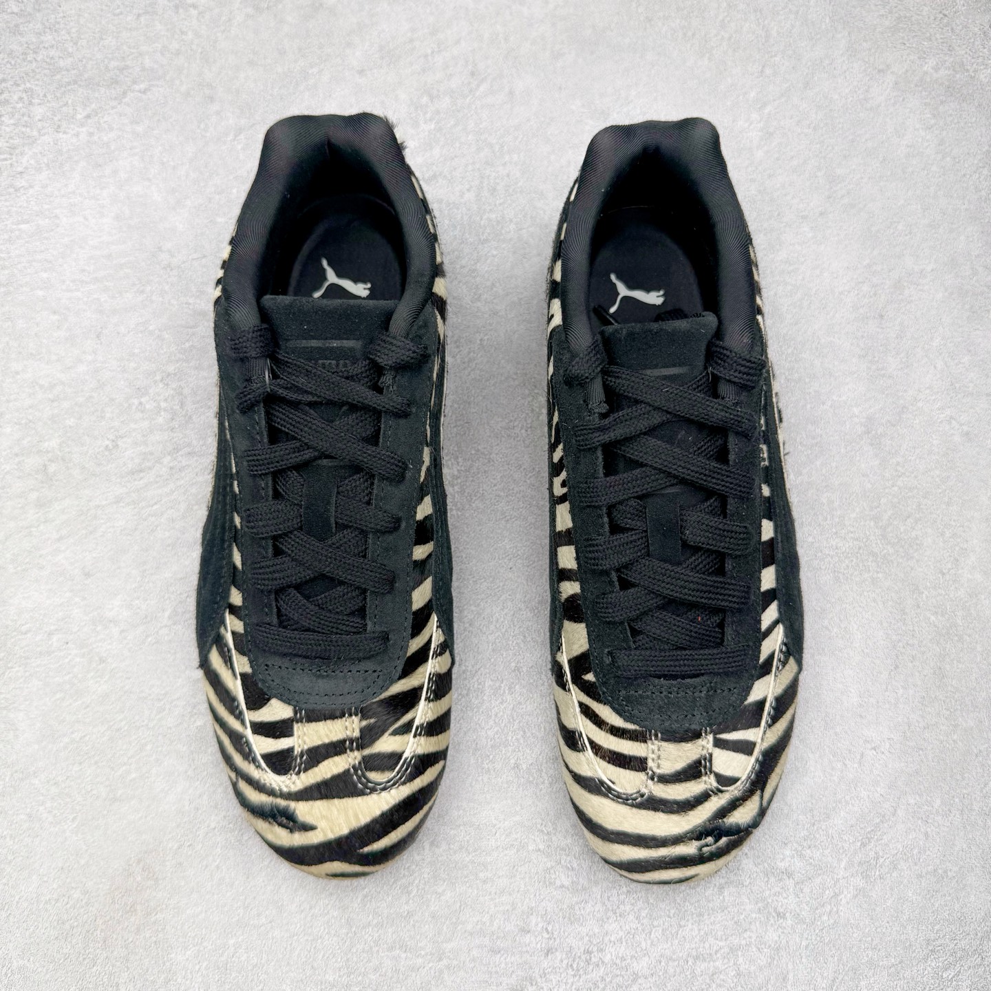 图片[2]-＃KZ纯原 PUMA Speedca OG 彪马极速赛车系列低帮德训风拼接复古百搭休闲运动赛车鞋 斑马纹马毛 口碑大厂出品 品控大底版型不断改良更新 全套原纸板楦头开发 确保原汁原味 完美呈现版型 一比一鞋头弧度高度鞋身弧度 独家私模原厂航空铝磨具打磨大底 鞋头坡度极致还原 无解鞋型 原盒原配 圈内天花板工艺 原厂玻璃冲刀 超高清洁度 全鞋零毛边皮料切割 原厂中底布 鞋款从80、90年代赛车手所穿的防火赛车鞋为原型，鞋身线条模仿了赛车的流线廓形，体现了空气动力学原理的结构。简约流畅的外观，恰好又和贯穿其中的Formstrip Logo融合恰到好处，视觉上细节丰富且协调。本次Speedcat OG鞋款归来，最大看点自然式保留了窄版鞋型以及薄底构造。这两年各品牌鞋底越做越厚，Speedcat反其道而行之，上脚几乎无鞋底的效果带来耳目一新的视觉体验。鞋面依旧是以质感细腻的麂皮材质打造，并且大面积近乎全包裹的使用，复古味道也愈发浓烈。配色上更是将最原始的黑色和红色带回，向F1赛车队的标志性队服致敬。相信让各位一眼种草的更多是出挑的大红色，上脚即可瞬间点亮整体造型，在以球鞋为核心的OOTD中脱颖而出。而另一款黑色则是低调的万金油，彰显新潮个性的同时又不喧宾夺主，也是热爱简约系穿搭朋友的首选。 尺码：35.5 36 37 37.5 38 38.5 39 40 40.5 41 42 42.5 43 44 44.5 45 46-选品中心