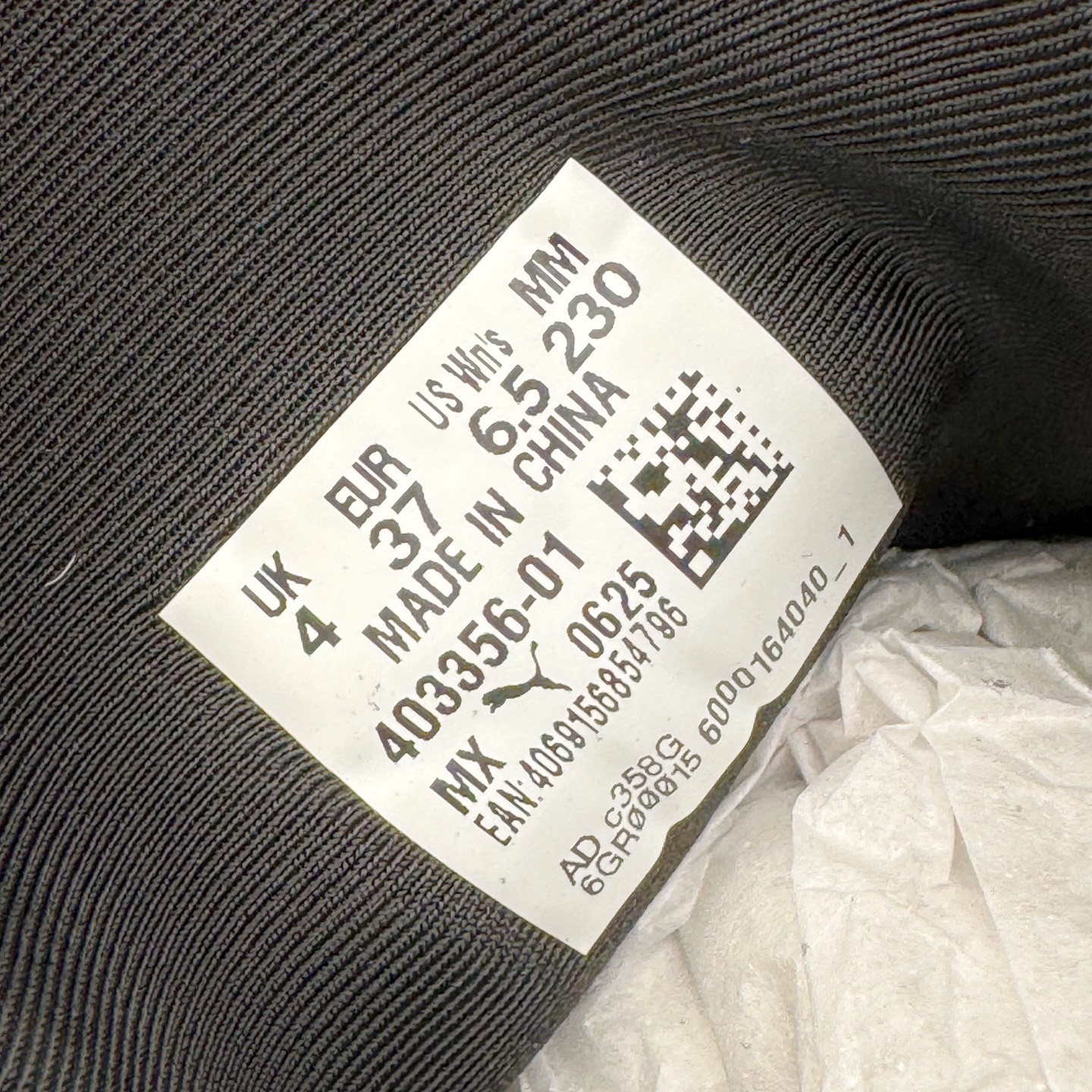 图片[21]-＃KZ纯原 PUMA Speedca OG 彪马极速赛车系列低帮德训风拼接复古百搭休闲运动赛车鞋 斑马纹马毛 口碑大厂出品 品控大底版型不断改良更新 全套原纸板楦头开发 确保原汁原味 完美呈现版型 一比一鞋头弧度高度鞋身弧度 独家私模原厂航空铝磨具打磨大底 鞋头坡度极致还原 无解鞋型 原盒原配 圈内天花板工艺 原厂玻璃冲刀 超高清洁度 全鞋零毛边皮料切割 原厂中底布 鞋款从80、90年代赛车手所穿的防火赛车鞋为原型，鞋身线条模仿了赛车的流线廓形，体现了空气动力学原理的结构。简约流畅的外观，恰好又和贯穿其中的Formstrip Logo融合恰到好处，视觉上细节丰富且协调。本次Speedcat OG鞋款归来，最大看点自然式保留了窄版鞋型以及薄底构造。这两年各品牌鞋底越做越厚，Speedcat反其道而行之，上脚几乎无鞋底的效果带来耳目一新的视觉体验。鞋面依旧是以质感细腻的麂皮材质打造，并且大面积近乎全包裹的使用，复古味道也愈发浓烈。配色上更是将最原始的黑色和红色带回，向F1赛车队的标志性队服致敬。相信让各位一眼种草的更多是出挑的大红色，上脚即可瞬间点亮整体造型，在以球鞋为核心的OOTD中脱颖而出。而另一款黑色则是低调的万金油，彰显新潮个性的同时又不喧宾夺主，也是热爱简约系穿搭朋友的首选。 尺码：35.5 36 37 37.5 38 38.5 39 40 40.5 41 42 42.5 43 44 44.5 45 46-选品中心