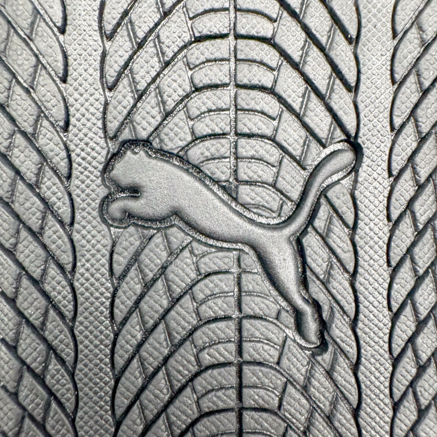 图片[22]-＃KZ纯原 PUMA Speedca OG 彪马极速赛车系列低帮德训风拼接复古百搭休闲运动赛车鞋 斑马纹马毛 口碑大厂出品 品控大底版型不断改良更新 全套原纸板楦头开发 确保原汁原味 完美呈现版型 一比一鞋头弧度高度鞋身弧度 独家私模原厂航空铝磨具打磨大底 鞋头坡度极致还原 无解鞋型 原盒原配 圈内天花板工艺 原厂玻璃冲刀 超高清洁度 全鞋零毛边皮料切割 原厂中底布 鞋款从80、90年代赛车手所穿的防火赛车鞋为原型，鞋身线条模仿了赛车的流线廓形，体现了空气动力学原理的结构。简约流畅的外观，恰好又和贯穿其中的Formstrip Logo融合恰到好处，视觉上细节丰富且协调。本次Speedcat OG鞋款归来，最大看点自然式保留了窄版鞋型以及薄底构造。这两年各品牌鞋底越做越厚，Speedcat反其道而行之，上脚几乎无鞋底的效果带来耳目一新的视觉体验。鞋面依旧是以质感细腻的麂皮材质打造，并且大面积近乎全包裹的使用，复古味道也愈发浓烈。配色上更是将最原始的黑色和红色带回，向F1赛车队的标志性队服致敬。相信让各位一眼种草的更多是出挑的大红色，上脚即可瞬间点亮整体造型，在以球鞋为核心的OOTD中脱颖而出。而另一款黑色则是低调的万金油，彰显新潮个性的同时又不喧宾夺主，也是热爱简约系穿搭朋友的首选。 尺码：35.5 36 37 37.5 38 38.5 39 40 40.5 41 42 42.5 43 44 44.5 45 46-选品中心