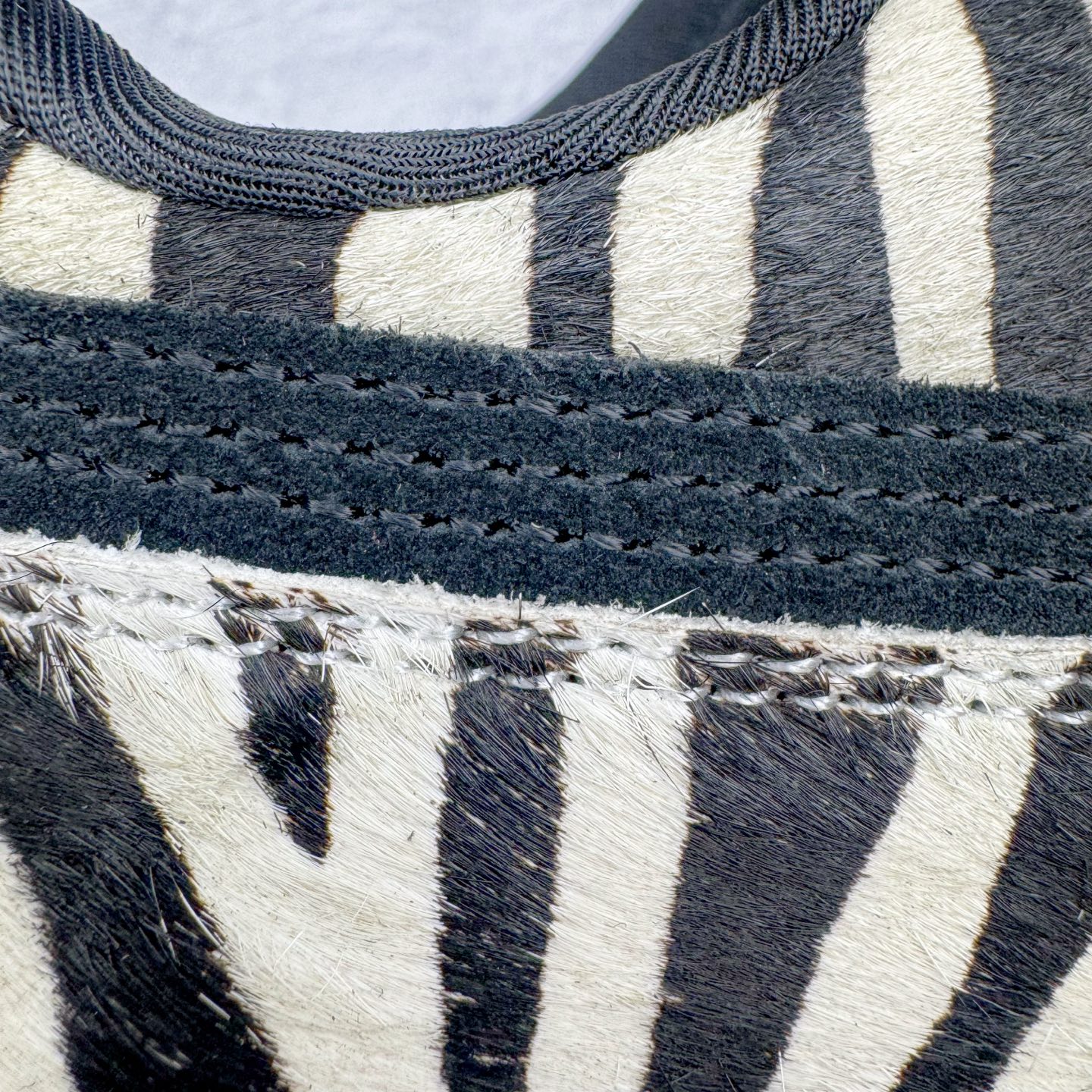 图片[14]-＃KZ纯原 PUMA Speedca OG 彪马极速赛车系列低帮德训风拼接复古百搭休闲运动赛车鞋 斑马纹马毛 口碑大厂出品 品控大底版型不断改良更新 全套原纸板楦头开发 确保原汁原味 完美呈现版型 一比一鞋头弧度高度鞋身弧度 独家私模原厂航空铝磨具打磨大底 鞋头坡度极致还原 无解鞋型 原盒原配 圈内天花板工艺 原厂玻璃冲刀 超高清洁度 全鞋零毛边皮料切割 原厂中底布 鞋款从80、90年代赛车手所穿的防火赛车鞋为原型，鞋身线条模仿了赛车的流线廓形，体现了空气动力学原理的结构。简约流畅的外观，恰好又和贯穿其中的Formstrip Logo融合恰到好处，视觉上细节丰富且协调。本次Speedcat OG鞋款归来，最大看点自然式保留了窄版鞋型以及薄底构造。这两年各品牌鞋底越做越厚，Speedcat反其道而行之，上脚几乎无鞋底的效果带来耳目一新的视觉体验。鞋面依旧是以质感细腻的麂皮材质打造，并且大面积近乎全包裹的使用，复古味道也愈发浓烈。配色上更是将最原始的黑色和红色带回，向F1赛车队的标志性队服致敬。相信让各位一眼种草的更多是出挑的大红色，上脚即可瞬间点亮整体造型，在以球鞋为核心的OOTD中脱颖而出。而另一款黑色则是低调的万金油，彰显新潮个性的同时又不喧宾夺主，也是热爱简约系穿搭朋友的首选。 尺码：35.5 36 37 37.5 38 38.5 39 40 40.5 41 42 42.5 43 44 44.5 45 46-选品中心