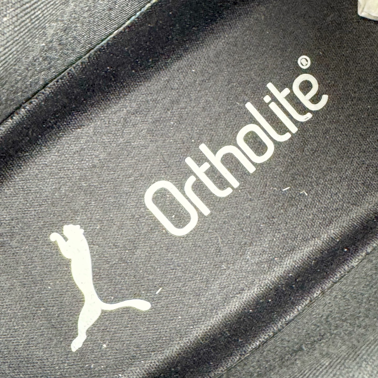 图片[20]-＃KZ纯原 PUMA Speedca OG 彪马极速赛车系列低帮德训风拼接复古百搭休闲运动赛车鞋 斑马纹马毛 口碑大厂出品 品控大底版型不断改良更新 全套原纸板楦头开发 确保原汁原味 完美呈现版型 一比一鞋头弧度高度鞋身弧度 独家私模原厂航空铝磨具打磨大底 鞋头坡度极致还原 无解鞋型 原盒原配 圈内天花板工艺 原厂玻璃冲刀 超高清洁度 全鞋零毛边皮料切割 原厂中底布 鞋款从80、90年代赛车手所穿的防火赛车鞋为原型，鞋身线条模仿了赛车的流线廓形，体现了空气动力学原理的结构。简约流畅的外观，恰好又和贯穿其中的Formstrip Logo融合恰到好处，视觉上细节丰富且协调。本次Speedcat OG鞋款归来，最大看点自然式保留了窄版鞋型以及薄底构造。这两年各品牌鞋底越做越厚，Speedcat反其道而行之，上脚几乎无鞋底的效果带来耳目一新的视觉体验。鞋面依旧是以质感细腻的麂皮材质打造，并且大面积近乎全包裹的使用，复古味道也愈发浓烈。配色上更是将最原始的黑色和红色带回，向F1赛车队的标志性队服致敬。相信让各位一眼种草的更多是出挑的大红色，上脚即可瞬间点亮整体造型，在以球鞋为核心的OOTD中脱颖而出。而另一款黑色则是低调的万金油，彰显新潮个性的同时又不喧宾夺主，也是热爱简约系穿搭朋友的首选。 尺码：35.5 36 37 37.5 38 38.5 39 40 40.5 41 42 42.5 43 44 44.5 45 46-选品中心