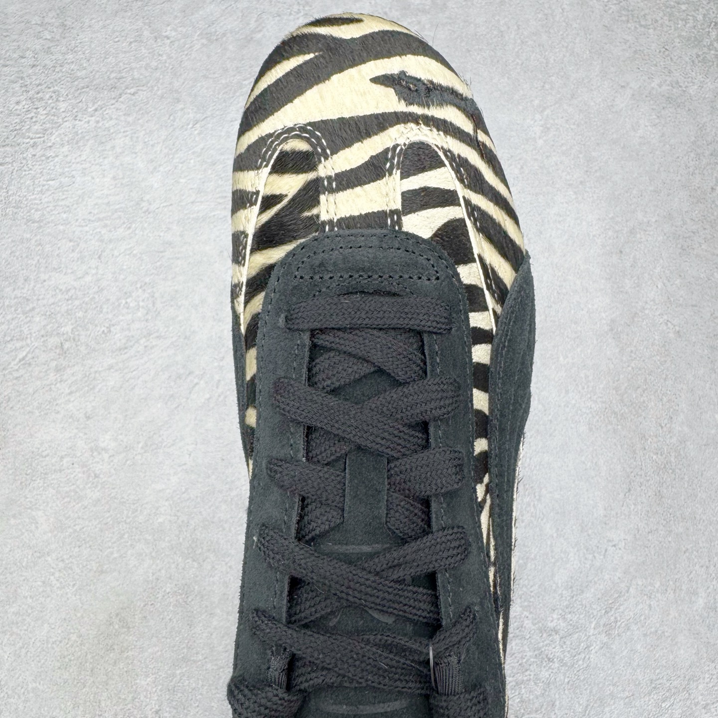 图片[4]-＃KZ纯原 PUMA Speedca OG 彪马极速赛车系列低帮德训风拼接复古百搭休闲运动赛车鞋 斑马纹马毛 口碑大厂出品 品控大底版型不断改良更新 全套原纸板楦头开发 确保原汁原味 完美呈现版型 一比一鞋头弧度高度鞋身弧度 独家私模原厂航空铝磨具打磨大底 鞋头坡度极致还原 无解鞋型 原盒原配 圈内天花板工艺 原厂玻璃冲刀 超高清洁度 全鞋零毛边皮料切割 原厂中底布 鞋款从80、90年代赛车手所穿的防火赛车鞋为原型，鞋身线条模仿了赛车的流线廓形，体现了空气动力学原理的结构。简约流畅的外观，恰好又和贯穿其中的Formstrip Logo融合恰到好处，视觉上细节丰富且协调。本次Speedcat OG鞋款归来，最大看点自然式保留了窄版鞋型以及薄底构造。这两年各品牌鞋底越做越厚，Speedcat反其道而行之，上脚几乎无鞋底的效果带来耳目一新的视觉体验。鞋面依旧是以质感细腻的麂皮材质打造，并且大面积近乎全包裹的使用，复古味道也愈发浓烈。配色上更是将最原始的黑色和红色带回，向F1赛车队的标志性队服致敬。相信让各位一眼种草的更多是出挑的大红色，上脚即可瞬间点亮整体造型，在以球鞋为核心的OOTD中脱颖而出。而另一款黑色则是低调的万金油，彰显新潮个性的同时又不喧宾夺主，也是热爱简约系穿搭朋友的首选。 尺码：35.5 36 37 37.5 38 38.5 39 40 40.5 41 42 42.5 43 44 44.5 45 46-选品中心