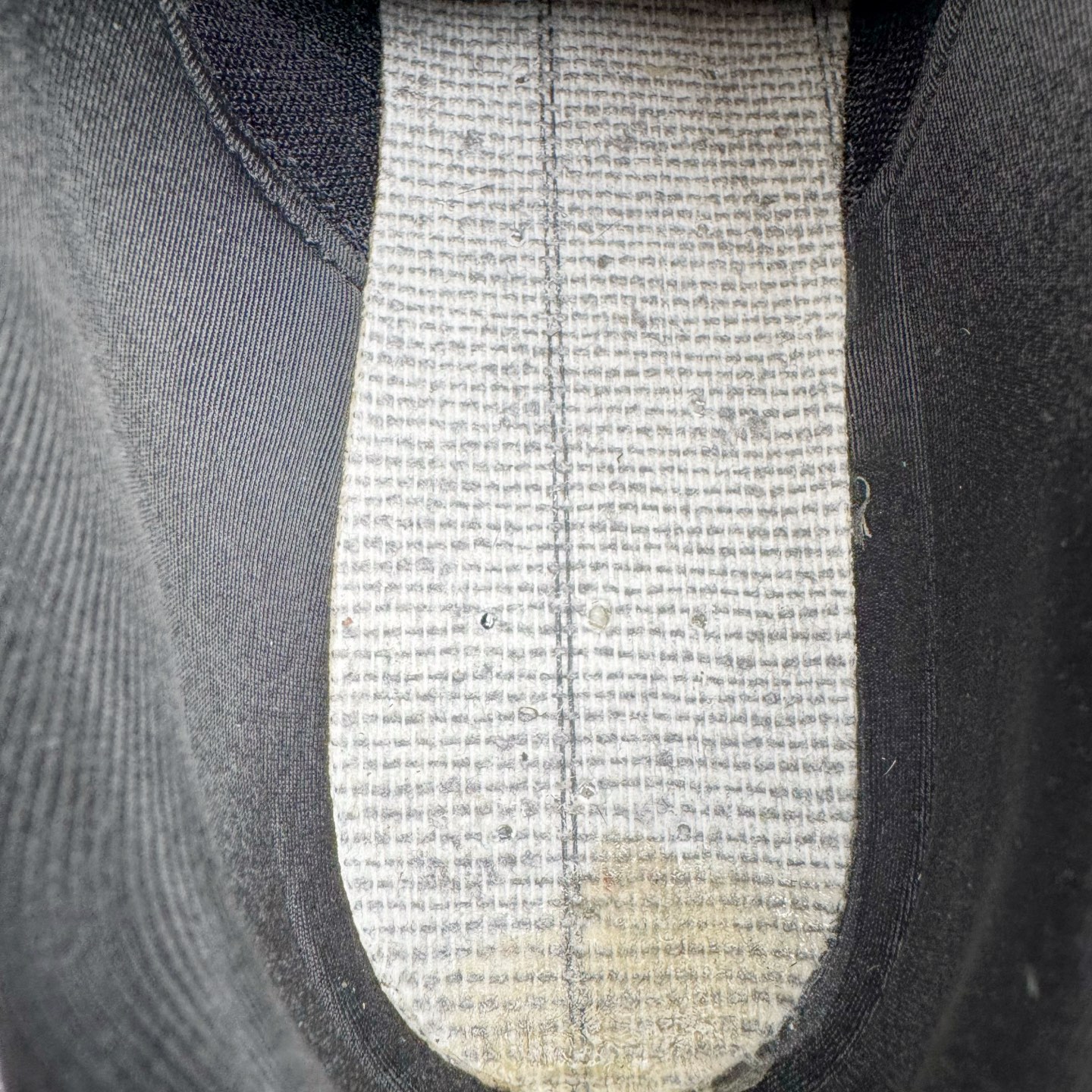 图片[19]-＃KZ纯原 PUMA Speedca OG 彪马极速赛车系列低帮德训风拼接复古百搭休闲运动赛车鞋 斑马纹马毛 口碑大厂出品 品控大底版型不断改良更新 全套原纸板楦头开发 确保原汁原味 完美呈现版型 一比一鞋头弧度高度鞋身弧度 独家私模原厂航空铝磨具打磨大底 鞋头坡度极致还原 无解鞋型 原盒原配 圈内天花板工艺 原厂玻璃冲刀 超高清洁度 全鞋零毛边皮料切割 原厂中底布 鞋款从80、90年代赛车手所穿的防火赛车鞋为原型，鞋身线条模仿了赛车的流线廓形，体现了空气动力学原理的结构。简约流畅的外观，恰好又和贯穿其中的Formstrip Logo融合恰到好处，视觉上细节丰富且协调。本次Speedcat OG鞋款归来，最大看点自然式保留了窄版鞋型以及薄底构造。这两年各品牌鞋底越做越厚，Speedcat反其道而行之，上脚几乎无鞋底的效果带来耳目一新的视觉体验。鞋面依旧是以质感细腻的麂皮材质打造，并且大面积近乎全包裹的使用，复古味道也愈发浓烈。配色上更是将最原始的黑色和红色带回，向F1赛车队的标志性队服致敬。相信让各位一眼种草的更多是出挑的大红色，上脚即可瞬间点亮整体造型，在以球鞋为核心的OOTD中脱颖而出。而另一款黑色则是低调的万金油，彰显新潮个性的同时又不喧宾夺主，也是热爱简约系穿搭朋友的首选。 尺码：35.5 36 37 37.5 38 38.5 39 40 40.5 41 42 42.5 43 44 44.5 45 46-选品中心