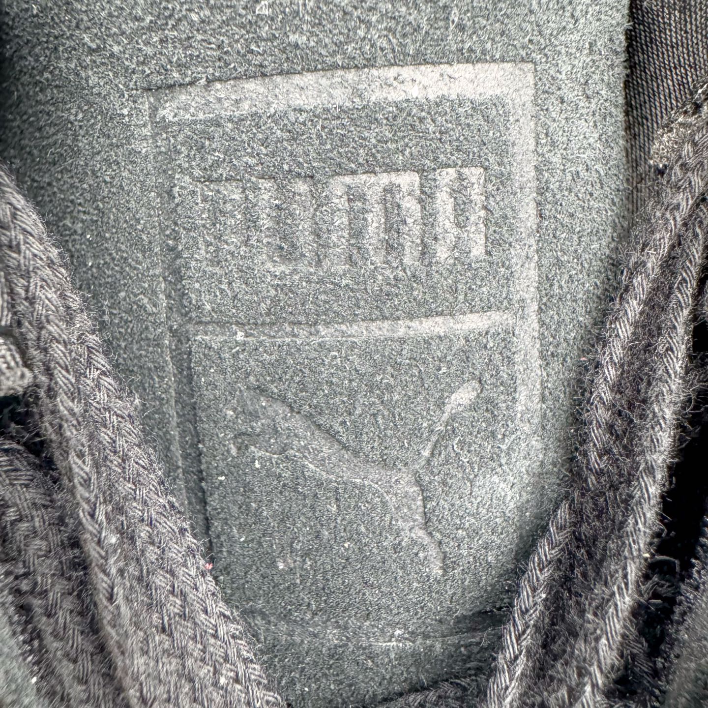 图片[23]-＃KZ纯原 PUMA Speedca OG 彪马极速赛车系列低帮德训风拼接复古百搭休闲运动赛车鞋 斑马纹马毛 口碑大厂出品 品控大底版型不断改良更新 全套原纸板楦头开发 确保原汁原味 完美呈现版型 一比一鞋头弧度高度鞋身弧度 独家私模原厂航空铝磨具打磨大底 鞋头坡度极致还原 无解鞋型 原盒原配 圈内天花板工艺 原厂玻璃冲刀 超高清洁度 全鞋零毛边皮料切割 原厂中底布 鞋款从80、90年代赛车手所穿的防火赛车鞋为原型，鞋身线条模仿了赛车的流线廓形，体现了空气动力学原理的结构。简约流畅的外观，恰好又和贯穿其中的Formstrip Logo融合恰到好处，视觉上细节丰富且协调。本次Speedcat OG鞋款归来，最大看点自然式保留了窄版鞋型以及薄底构造。这两年各品牌鞋底越做越厚，Speedcat反其道而行之，上脚几乎无鞋底的效果带来耳目一新的视觉体验。鞋面依旧是以质感细腻的麂皮材质打造，并且大面积近乎全包裹的使用，复古味道也愈发浓烈。配色上更是将最原始的黑色和红色带回，向F1赛车队的标志性队服致敬。相信让各位一眼种草的更多是出挑的大红色，上脚即可瞬间点亮整体造型，在以球鞋为核心的OOTD中脱颖而出。而另一款黑色则是低调的万金油，彰显新潮个性的同时又不喧宾夺主，也是热爱简约系穿搭朋友的首选。 尺码：35.5 36 37 37.5 38 38.5 39 40 40.5 41 42 42.5 43 44 44.5 45 46-选品中心