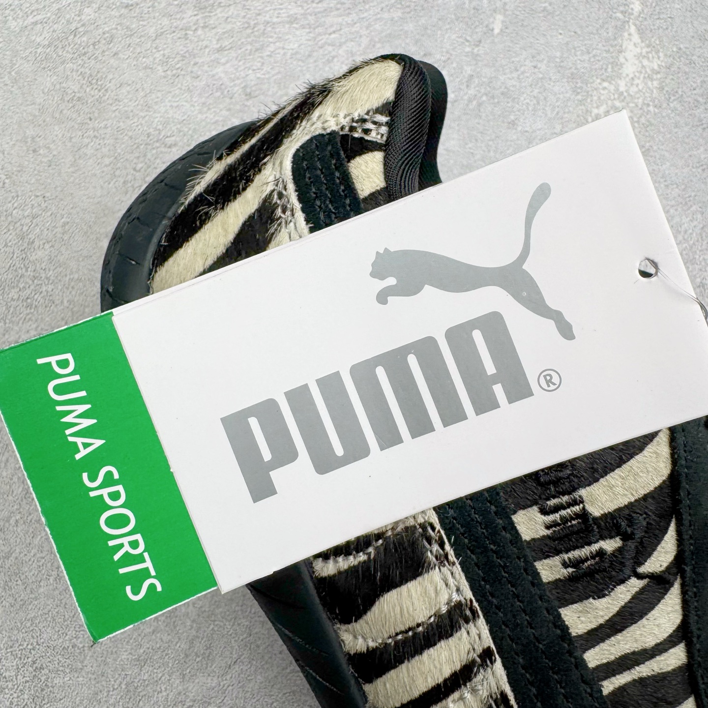 图片[17]-＃KZ纯原 PUMA Speedca OG 彪马极速赛车系列低帮德训风拼接复古百搭休闲运动赛车鞋 斑马纹马毛 口碑大厂出品 品控大底版型不断改良更新 全套原纸板楦头开发 确保原汁原味 完美呈现版型 一比一鞋头弧度高度鞋身弧度 独家私模原厂航空铝磨具打磨大底 鞋头坡度极致还原 无解鞋型 原盒原配 圈内天花板工艺 原厂玻璃冲刀 超高清洁度 全鞋零毛边皮料切割 原厂中底布 鞋款从80、90年代赛车手所穿的防火赛车鞋为原型，鞋身线条模仿了赛车的流线廓形，体现了空气动力学原理的结构。简约流畅的外观，恰好又和贯穿其中的Formstrip Logo融合恰到好处，视觉上细节丰富且协调。本次Speedcat OG鞋款归来，最大看点自然式保留了窄版鞋型以及薄底构造。这两年各品牌鞋底越做越厚，Speedcat反其道而行之，上脚几乎无鞋底的效果带来耳目一新的视觉体验。鞋面依旧是以质感细腻的麂皮材质打造，并且大面积近乎全包裹的使用，复古味道也愈发浓烈。配色上更是将最原始的黑色和红色带回，向F1赛车队的标志性队服致敬。相信让各位一眼种草的更多是出挑的大红色，上脚即可瞬间点亮整体造型，在以球鞋为核心的OOTD中脱颖而出。而另一款黑色则是低调的万金油，彰显新潮个性的同时又不喧宾夺主，也是热爱简约系穿搭朋友的首选。 尺码：35.5 36 37 37.5 38 38.5 39 40 40.5 41 42 42.5 43 44 44.5 45 46-选品中心