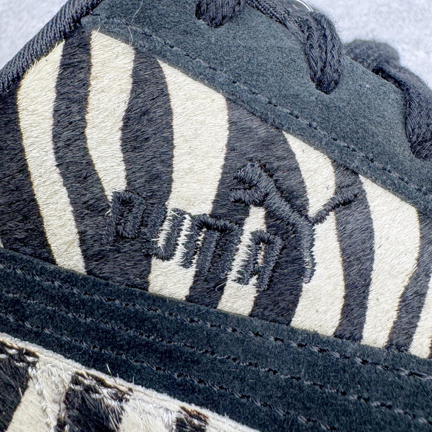 图片[10]-＃KZ纯原 PUMA Speedca OG 彪马极速赛车系列低帮德训风拼接复古百搭休闲运动赛车鞋 斑马纹马毛 口碑大厂出品 品控大底版型不断改良更新 全套原纸板楦头开发 确保原汁原味 完美呈现版型 一比一鞋头弧度高度鞋身弧度 独家私模原厂航空铝磨具打磨大底 鞋头坡度极致还原 无解鞋型 原盒原配 圈内天花板工艺 原厂玻璃冲刀 超高清洁度 全鞋零毛边皮料切割 原厂中底布 鞋款从80、90年代赛车手所穿的防火赛车鞋为原型，鞋身线条模仿了赛车的流线廓形，体现了空气动力学原理的结构。简约流畅的外观，恰好又和贯穿其中的Formstrip Logo融合恰到好处，视觉上细节丰富且协调。本次Speedcat OG鞋款归来，最大看点自然式保留了窄版鞋型以及薄底构造。这两年各品牌鞋底越做越厚，Speedcat反其道而行之，上脚几乎无鞋底的效果带来耳目一新的视觉体验。鞋面依旧是以质感细腻的麂皮材质打造，并且大面积近乎全包裹的使用，复古味道也愈发浓烈。配色上更是将最原始的黑色和红色带回，向F1赛车队的标志性队服致敬。相信让各位一眼种草的更多是出挑的大红色，上脚即可瞬间点亮整体造型，在以球鞋为核心的OOTD中脱颖而出。而另一款黑色则是低调的万金油，彰显新潮个性的同时又不喧宾夺主，也是热爱简约系穿搭朋友的首选。 尺码：35.5 36 37 37.5 38 38.5 39 40 40.5 41 42 42.5 43 44 44.5 45 46-选品中心