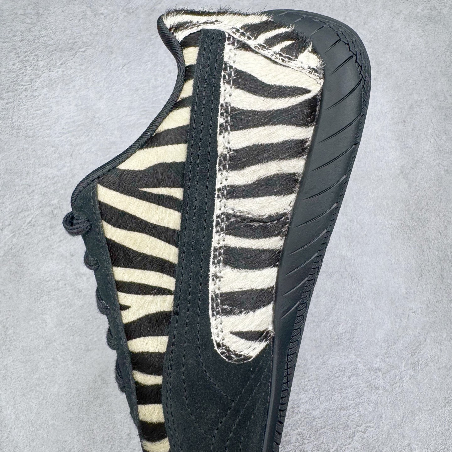 图片[7]-＃KZ纯原 PUMA Speedca OG 彪马极速赛车系列低帮德训风拼接复古百搭休闲运动赛车鞋 斑马纹马毛 口碑大厂出品 品控大底版型不断改良更新 全套原纸板楦头开发 确保原汁原味 完美呈现版型 一比一鞋头弧度高度鞋身弧度 独家私模原厂航空铝磨具打磨大底 鞋头坡度极致还原 无解鞋型 原盒原配 圈内天花板工艺 原厂玻璃冲刀 超高清洁度 全鞋零毛边皮料切割 原厂中底布 鞋款从80、90年代赛车手所穿的防火赛车鞋为原型，鞋身线条模仿了赛车的流线廓形，体现了空气动力学原理的结构。简约流畅的外观，恰好又和贯穿其中的Formstrip Logo融合恰到好处，视觉上细节丰富且协调。本次Speedcat OG鞋款归来，最大看点自然式保留了窄版鞋型以及薄底构造。这两年各品牌鞋底越做越厚，Speedcat反其道而行之，上脚几乎无鞋底的效果带来耳目一新的视觉体验。鞋面依旧是以质感细腻的麂皮材质打造，并且大面积近乎全包裹的使用，复古味道也愈发浓烈。配色上更是将最原始的黑色和红色带回，向F1赛车队的标志性队服致敬。相信让各位一眼种草的更多是出挑的大红色，上脚即可瞬间点亮整体造型，在以球鞋为核心的OOTD中脱颖而出。而另一款黑色则是低调的万金油，彰显新潮个性的同时又不喧宾夺主，也是热爱简约系穿搭朋友的首选。 尺码：35.5 36 37 37.5 38 38.5 39 40 40.5 41 42 42.5 43 44 44.5 45 46-选品中心