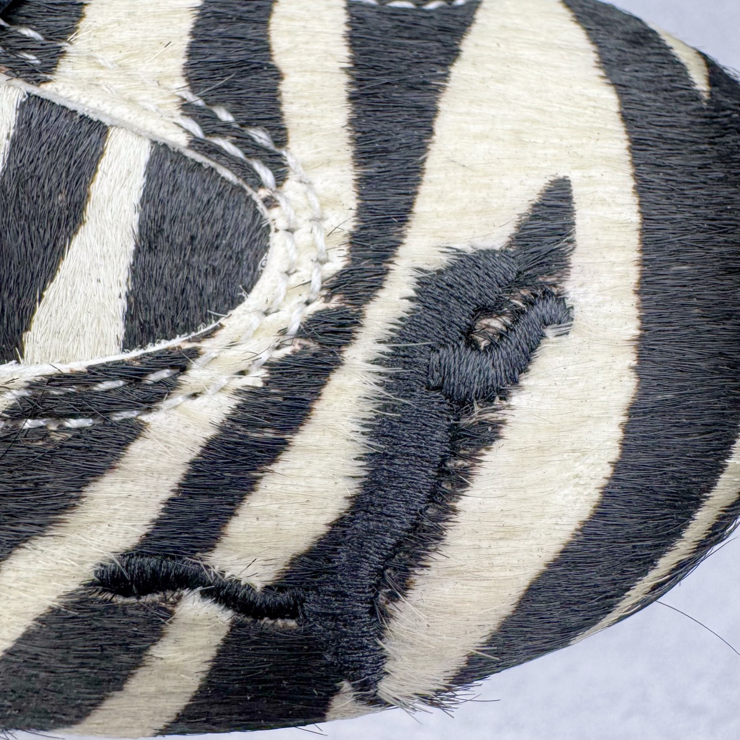 图片[11]-＃KZ纯原 PUMA Speedca OG 彪马极速赛车系列低帮德训风拼接复古百搭休闲运动赛车鞋 斑马纹马毛 口碑大厂出品 品控大底版型不断改良更新 全套原纸板楦头开发 确保原汁原味 完美呈现版型 一比一鞋头弧度高度鞋身弧度 独家私模原厂航空铝磨具打磨大底 鞋头坡度极致还原 无解鞋型 原盒原配 圈内天花板工艺 原厂玻璃冲刀 超高清洁度 全鞋零毛边皮料切割 原厂中底布 鞋款从80、90年代赛车手所穿的防火赛车鞋为原型，鞋身线条模仿了赛车的流线廓形，体现了空气动力学原理的结构。简约流畅的外观，恰好又和贯穿其中的Formstrip Logo融合恰到好处，视觉上细节丰富且协调。本次Speedcat OG鞋款归来，最大看点自然式保留了窄版鞋型以及薄底构造。这两年各品牌鞋底越做越厚，Speedcat反其道而行之，上脚几乎无鞋底的效果带来耳目一新的视觉体验。鞋面依旧是以质感细腻的麂皮材质打造，并且大面积近乎全包裹的使用，复古味道也愈发浓烈。配色上更是将最原始的黑色和红色带回，向F1赛车队的标志性队服致敬。相信让各位一眼种草的更多是出挑的大红色，上脚即可瞬间点亮整体造型，在以球鞋为核心的OOTD中脱颖而出。而另一款黑色则是低调的万金油，彰显新潮个性的同时又不喧宾夺主，也是热爱简约系穿搭朋友的首选。 尺码：35.5 36 37 37.5 38 38.5 39 40 40.5 41 42 42.5 43 44 44.5 45 46-选品中心