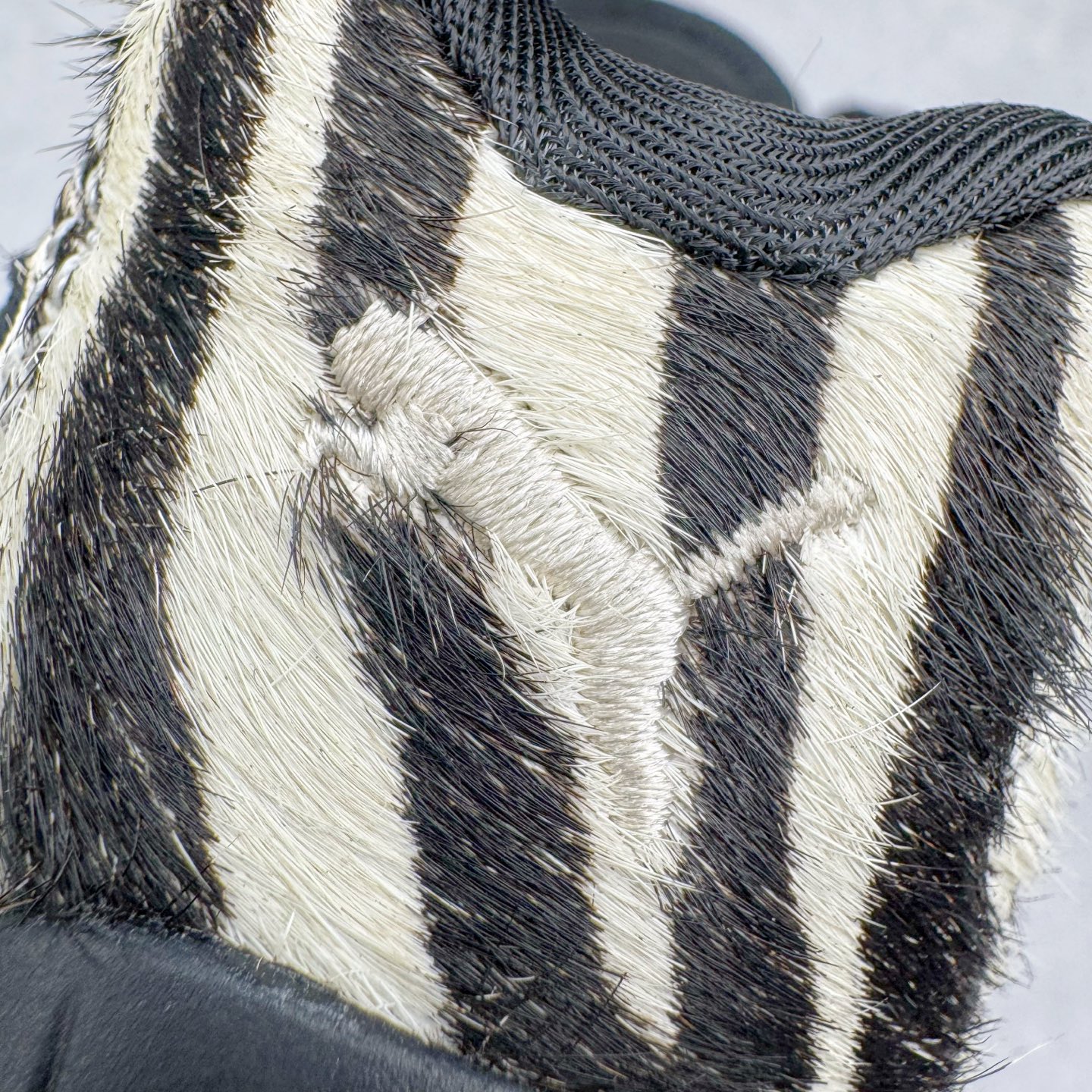 图片[13]-＃KZ纯原 PUMA Speedca OG 彪马极速赛车系列低帮德训风拼接复古百搭休闲运动赛车鞋 斑马纹马毛 口碑大厂出品 品控大底版型不断改良更新 全套原纸板楦头开发 确保原汁原味 完美呈现版型 一比一鞋头弧度高度鞋身弧度 独家私模原厂航空铝磨具打磨大底 鞋头坡度极致还原 无解鞋型 原盒原配 圈内天花板工艺 原厂玻璃冲刀 超高清洁度 全鞋零毛边皮料切割 原厂中底布 鞋款从80、90年代赛车手所穿的防火赛车鞋为原型，鞋身线条模仿了赛车的流线廓形，体现了空气动力学原理的结构。简约流畅的外观，恰好又和贯穿其中的Formstrip Logo融合恰到好处，视觉上细节丰富且协调。本次Speedcat OG鞋款归来，最大看点自然式保留了窄版鞋型以及薄底构造。这两年各品牌鞋底越做越厚，Speedcat反其道而行之，上脚几乎无鞋底的效果带来耳目一新的视觉体验。鞋面依旧是以质感细腻的麂皮材质打造，并且大面积近乎全包裹的使用，复古味道也愈发浓烈。配色上更是将最原始的黑色和红色带回，向F1赛车队的标志性队服致敬。相信让各位一眼种草的更多是出挑的大红色，上脚即可瞬间点亮整体造型，在以球鞋为核心的OOTD中脱颖而出。而另一款黑色则是低调的万金油，彰显新潮个性的同时又不喧宾夺主，也是热爱简约系穿搭朋友的首选。 尺码：35.5 36 37 37.5 38 38.5 39 40 40.5 41 42 42.5 43 44 44.5 45 46-选品中心