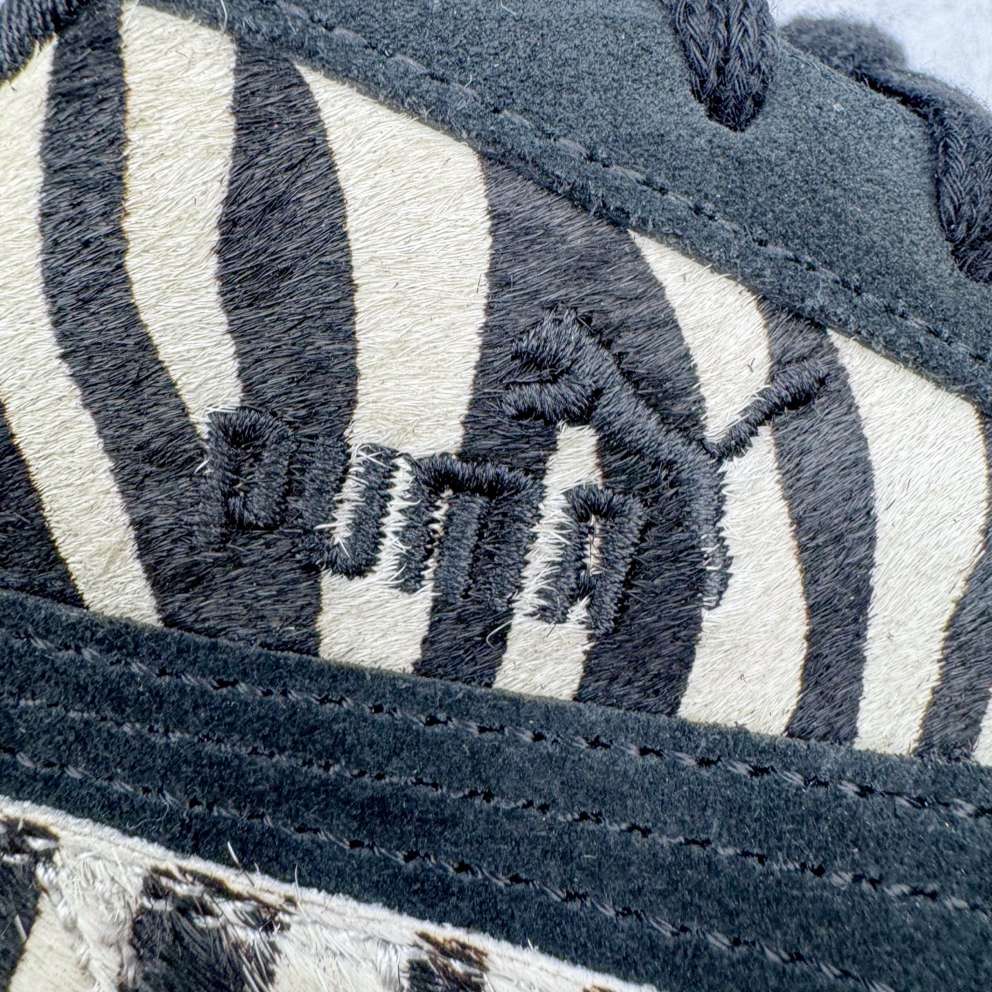 图片[15]-＃KZ纯原 PUMA Speedca OG 彪马极速赛车系列低帮德训风拼接复古百搭休闲运动赛车鞋 斑马纹马毛 口碑大厂出品 品控大底版型不断改良更新 全套原纸板楦头开发 确保原汁原味 完美呈现版型 一比一鞋头弧度高度鞋身弧度 独家私模原厂航空铝磨具打磨大底 鞋头坡度极致还原 无解鞋型 原盒原配 圈内天花板工艺 原厂玻璃冲刀 超高清洁度 全鞋零毛边皮料切割 原厂中底布 鞋款从80、90年代赛车手所穿的防火赛车鞋为原型，鞋身线条模仿了赛车的流线廓形，体现了空气动力学原理的结构。简约流畅的外观，恰好又和贯穿其中的Formstrip Logo融合恰到好处，视觉上细节丰富且协调。本次Speedcat OG鞋款归来，最大看点自然式保留了窄版鞋型以及薄底构造。这两年各品牌鞋底越做越厚，Speedcat反其道而行之，上脚几乎无鞋底的效果带来耳目一新的视觉体验。鞋面依旧是以质感细腻的麂皮材质打造，并且大面积近乎全包裹的使用，复古味道也愈发浓烈。配色上更是将最原始的黑色和红色带回，向F1赛车队的标志性队服致敬。相信让各位一眼种草的更多是出挑的大红色，上脚即可瞬间点亮整体造型，在以球鞋为核心的OOTD中脱颖而出。而另一款黑色则是低调的万金油，彰显新潮个性的同时又不喧宾夺主，也是热爱简约系穿搭朋友的首选。 尺码：35.5 36 37 37.5 38 38.5 39 40 40.5 41 42 42.5 43 44 44.5 45 46-选品中心