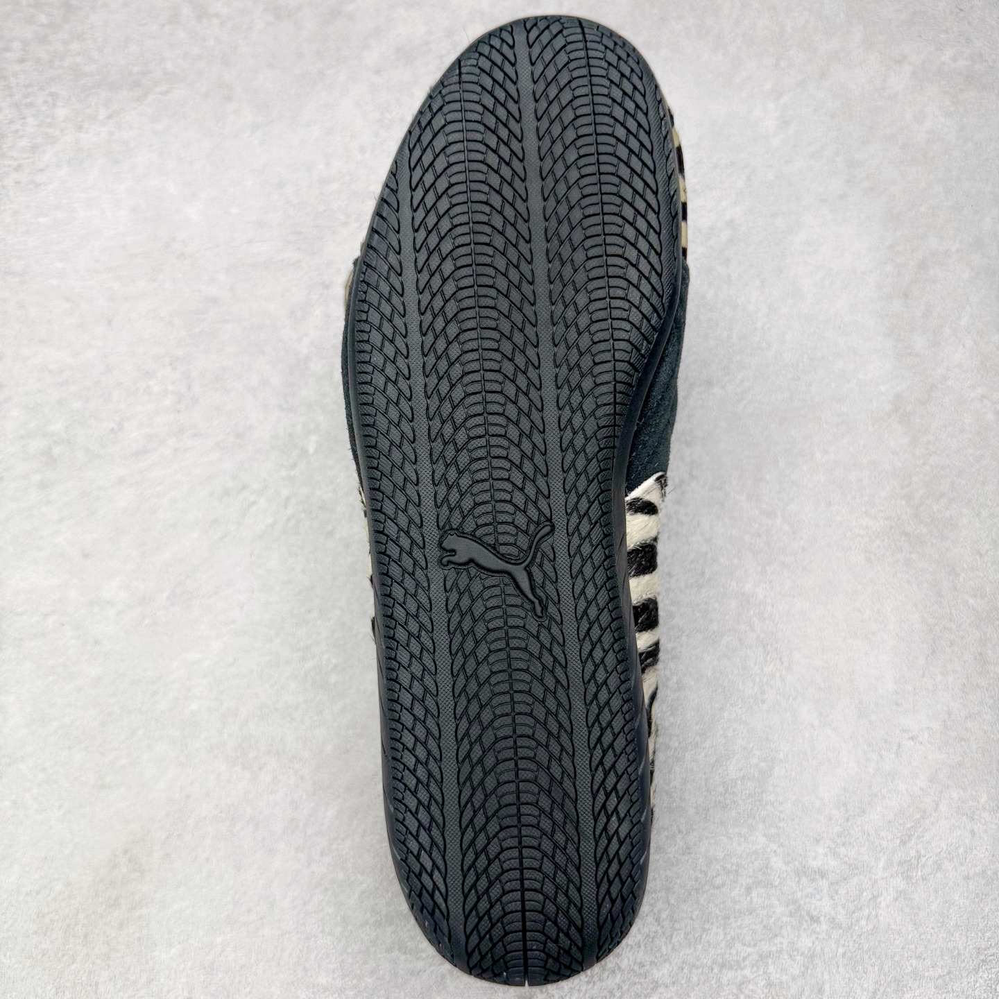 图片[9]-＃KZ纯原 PUMA Speedca OG 彪马极速赛车系列低帮德训风拼接复古百搭休闲运动赛车鞋 斑马纹马毛 口碑大厂出品 品控大底版型不断改良更新 全套原纸板楦头开发 确保原汁原味 完美呈现版型 一比一鞋头弧度高度鞋身弧度 独家私模原厂航空铝磨具打磨大底 鞋头坡度极致还原 无解鞋型 原盒原配 圈内天花板工艺 原厂玻璃冲刀 超高清洁度 全鞋零毛边皮料切割 原厂中底布 鞋款从80、90年代赛车手所穿的防火赛车鞋为原型，鞋身线条模仿了赛车的流线廓形，体现了空气动力学原理的结构。简约流畅的外观，恰好又和贯穿其中的Formstrip Logo融合恰到好处，视觉上细节丰富且协调。本次Speedcat OG鞋款归来，最大看点自然式保留了窄版鞋型以及薄底构造。这两年各品牌鞋底越做越厚，Speedcat反其道而行之，上脚几乎无鞋底的效果带来耳目一新的视觉体验。鞋面依旧是以质感细腻的麂皮材质打造，并且大面积近乎全包裹的使用，复古味道也愈发浓烈。配色上更是将最原始的黑色和红色带回，向F1赛车队的标志性队服致敬。相信让各位一眼种草的更多是出挑的大红色，上脚即可瞬间点亮整体造型，在以球鞋为核心的OOTD中脱颖而出。而另一款黑色则是低调的万金油，彰显新潮个性的同时又不喧宾夺主，也是热爱简约系穿搭朋友的首选。 尺码：35.5 36 37 37.5 38 38.5 39 40 40.5 41 42 42.5 43 44 44.5 45 46-选品中心