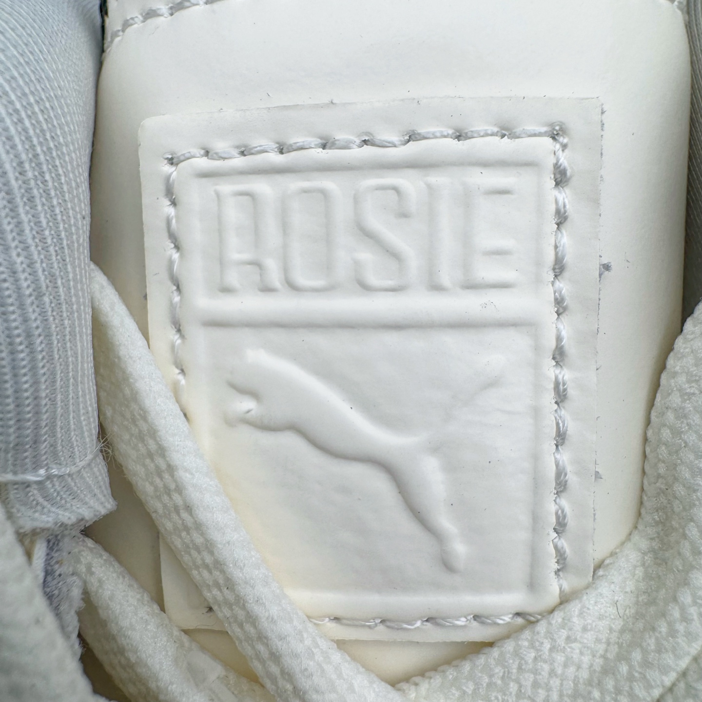 图片[13]-＃KZ纯原 Rose x PUMA Speedcat 彪马联名系列情侣薄底赛车德训双鞋带舒适百搭生活休闲鞋 口碑大厂出品 品控大底版型不断改良更新 全套原纸板楦头开发 确保原汁原味 完美呈现版型 一比一鞋头弧度高度鞋身弧度 独家私模原厂航空铝磨具打磨大底 鞋头坡度极致还原 无解鞋型 原盒原配 圈内天花板工艺 原厂玻璃冲刀 超高清洁度 全鞋零毛边皮料切割 原厂中底布 鞋款从80、90年代赛车手所穿的防火赛车鞋为原型，鞋身线条模仿了赛车的流线廓形，体现了空气动力学原理的结构。简约流畅的外观，恰好又和贯穿其中的Formstrip Logo融合恰到好处，视觉上细节丰富且协调。本次Speedcat OG鞋款归来，最大看点自然式保留了窄版鞋型以及薄底构造。这两年各品牌鞋底越做越厚，Speedcat反其道而行之，上脚几乎无鞋底的效果带来耳目一新的视觉体验。鞋面依旧是以质感细腻的麂皮材质打造，并且大面积近乎全包裹的使用，复古味道也愈发浓烈。配色上更是将最原始的黑色和红色带回，向F1赛车队的标志性队服致敬。相信让各位一眼种草的更多是出挑的大红色，上脚即可瞬间点亮整体造型，在以球鞋为核心的OOTD中脱颖而出。而另一款黑色则是低调的万金油，彰显新潮个性的同时又不喧宾夺主，也是热爱简约系穿搭朋友的首选。 尺码：35.5 36 37 37.5 38 38.5 39 40 40.5 41 42 42.5 43 44 44.5 45 46-选品中心