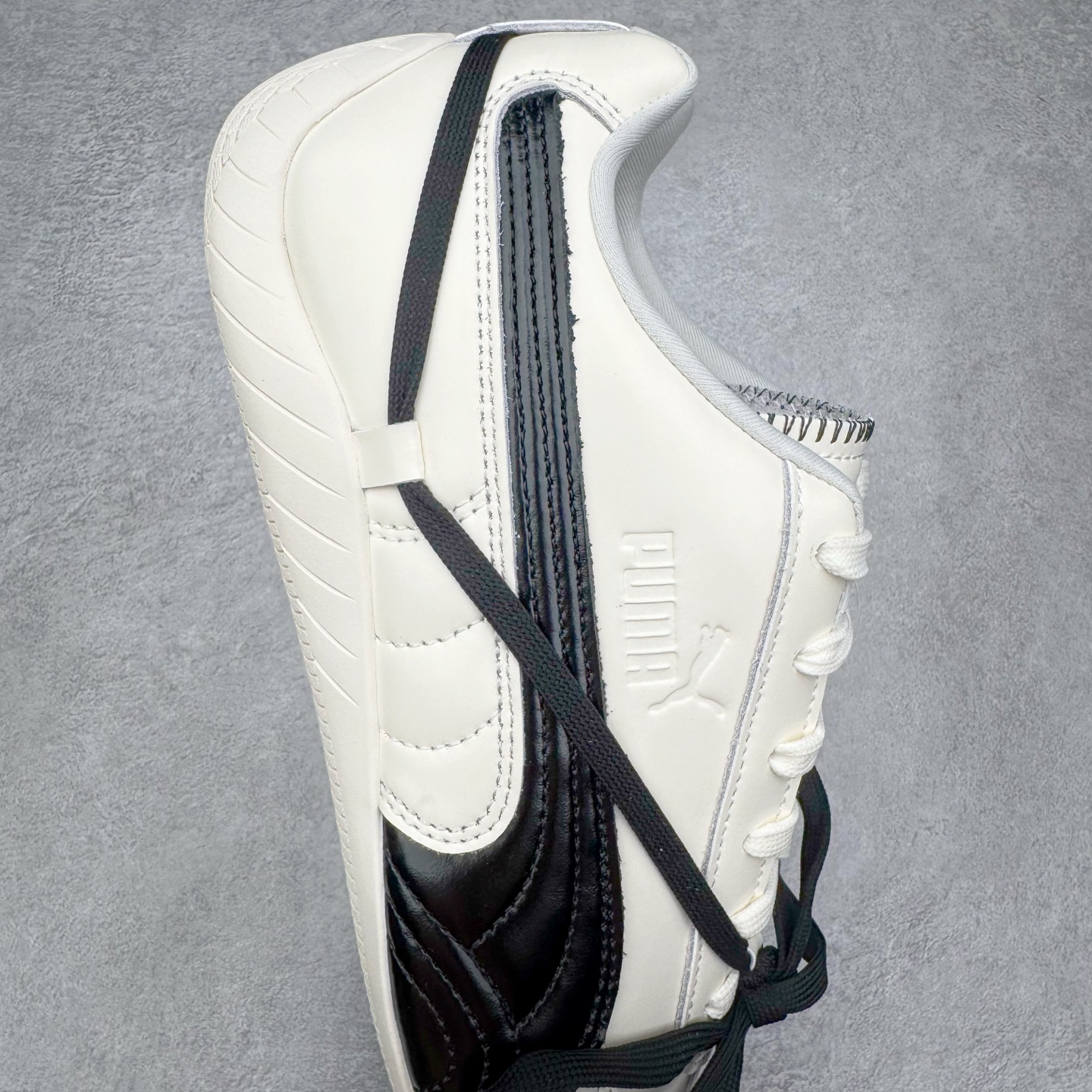 图片[6]-＃KZ纯原 Rose x PUMA Speedcat 彪马联名系列情侣薄底赛车德训双鞋带舒适百搭生活休闲鞋 口碑大厂出品 品控大底版型不断改良更新 全套原纸板楦头开发 确保原汁原味 完美呈现版型 一比一鞋头弧度高度鞋身弧度 独家私模原厂航空铝磨具打磨大底 鞋头坡度极致还原 无解鞋型 原盒原配 圈内天花板工艺 原厂玻璃冲刀 超高清洁度 全鞋零毛边皮料切割 原厂中底布 鞋款从80、90年代赛车手所穿的防火赛车鞋为原型，鞋身线条模仿了赛车的流线廓形，体现了空气动力学原理的结构。简约流畅的外观，恰好又和贯穿其中的Formstrip Logo融合恰到好处，视觉上细节丰富且协调。本次Speedcat OG鞋款归来，最大看点自然式保留了窄版鞋型以及薄底构造。这两年各品牌鞋底越做越厚，Speedcat反其道而行之，上脚几乎无鞋底的效果带来耳目一新的视觉体验。鞋面依旧是以质感细腻的麂皮材质打造，并且大面积近乎全包裹的使用，复古味道也愈发浓烈。配色上更是将最原始的黑色和红色带回，向F1赛车队的标志性队服致敬。相信让各位一眼种草的更多是出挑的大红色，上脚即可瞬间点亮整体造型，在以球鞋为核心的OOTD中脱颖而出。而另一款黑色则是低调的万金油，彰显新潮个性的同时又不喧宾夺主，也是热爱简约系穿搭朋友的首选。 尺码：35.5 36 37 37.5 38 38.5 39 40 40.5 41 42 42.5 43 44 44.5 45 46-选品中心