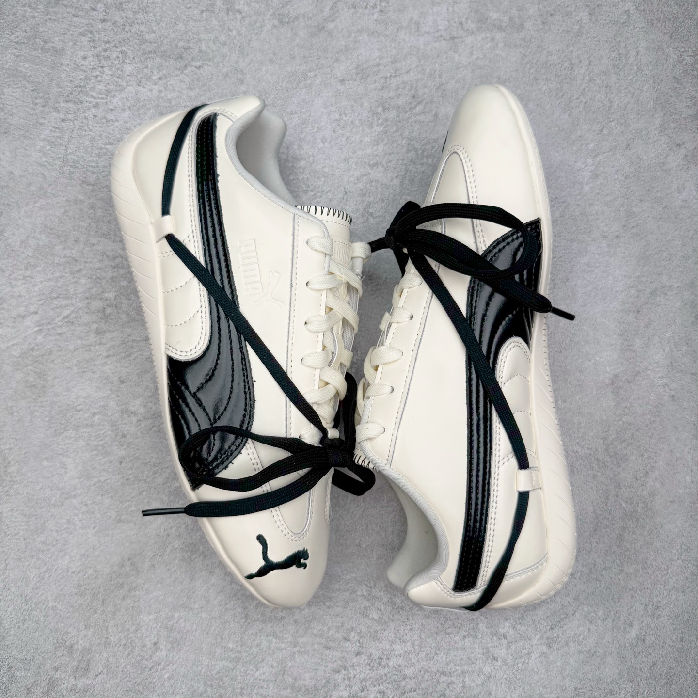 图片[3]-＃KZ纯原 Rose x PUMA Speedcat 彪马联名系列情侣薄底赛车德训双鞋带舒适百搭生活休闲鞋 口碑大厂出品 品控大底版型不断改良更新 全套原纸板楦头开发 确保原汁原味 完美呈现版型 一比一鞋头弧度高度鞋身弧度 独家私模原厂航空铝磨具打磨大底 鞋头坡度极致还原 无解鞋型 原盒原配 圈内天花板工艺 原厂玻璃冲刀 超高清洁度 全鞋零毛边皮料切割 原厂中底布 鞋款从80、90年代赛车手所穿的防火赛车鞋为原型，鞋身线条模仿了赛车的流线廓形，体现了空气动力学原理的结构。简约流畅的外观，恰好又和贯穿其中的Formstrip Logo融合恰到好处，视觉上细节丰富且协调。本次Speedcat OG鞋款归来，最大看点自然式保留了窄版鞋型以及薄底构造。这两年各品牌鞋底越做越厚，Speedcat反其道而行之，上脚几乎无鞋底的效果带来耳目一新的视觉体验。鞋面依旧是以质感细腻的麂皮材质打造，并且大面积近乎全包裹的使用，复古味道也愈发浓烈。配色上更是将最原始的黑色和红色带回，向F1赛车队的标志性队服致敬。相信让各位一眼种草的更多是出挑的大红色，上脚即可瞬间点亮整体造型，在以球鞋为核心的OOTD中脱颖而出。而另一款黑色则是低调的万金油，彰显新潮个性的同时又不喧宾夺主，也是热爱简约系穿搭朋友的首选。 尺码：35.5 36 37 37.5 38 38.5 39 40 40.5 41 42 42.5 43 44 44.5 45 46-选品中心