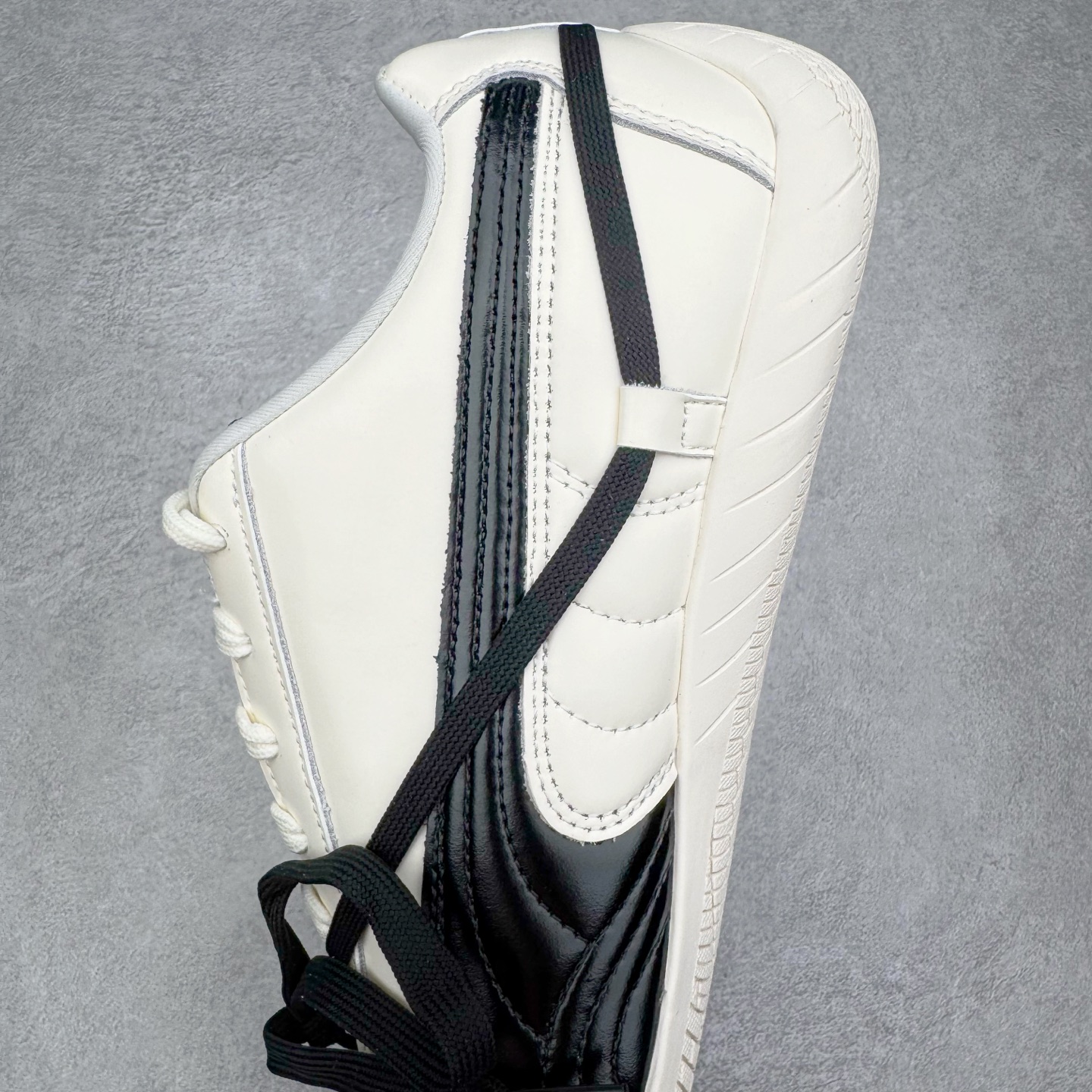 图片[7]-＃KZ纯原 Rose x PUMA Speedcat 彪马联名系列情侣薄底赛车德训双鞋带舒适百搭生活休闲鞋 口碑大厂出品 品控大底版型不断改良更新 全套原纸板楦头开发 确保原汁原味 完美呈现版型 一比一鞋头弧度高度鞋身弧度 独家私模原厂航空铝磨具打磨大底 鞋头坡度极致还原 无解鞋型 原盒原配 圈内天花板工艺 原厂玻璃冲刀 超高清洁度 全鞋零毛边皮料切割 原厂中底布 鞋款从80、90年代赛车手所穿的防火赛车鞋为原型，鞋身线条模仿了赛车的流线廓形，体现了空气动力学原理的结构。简约流畅的外观，恰好又和贯穿其中的Formstrip Logo融合恰到好处，视觉上细节丰富且协调。本次Speedcat OG鞋款归来，最大看点自然式保留了窄版鞋型以及薄底构造。这两年各品牌鞋底越做越厚，Speedcat反其道而行之，上脚几乎无鞋底的效果带来耳目一新的视觉体验。鞋面依旧是以质感细腻的麂皮材质打造，并且大面积近乎全包裹的使用，复古味道也愈发浓烈。配色上更是将最原始的黑色和红色带回，向F1赛车队的标志性队服致敬。相信让各位一眼种草的更多是出挑的大红色，上脚即可瞬间点亮整体造型，在以球鞋为核心的OOTD中脱颖而出。而另一款黑色则是低调的万金油，彰显新潮个性的同时又不喧宾夺主，也是热爱简约系穿搭朋友的首选。 尺码：35.5 36 37 37.5 38 38.5 39 40 40.5 41 42 42.5 43 44 44.5 45 46-选品中心