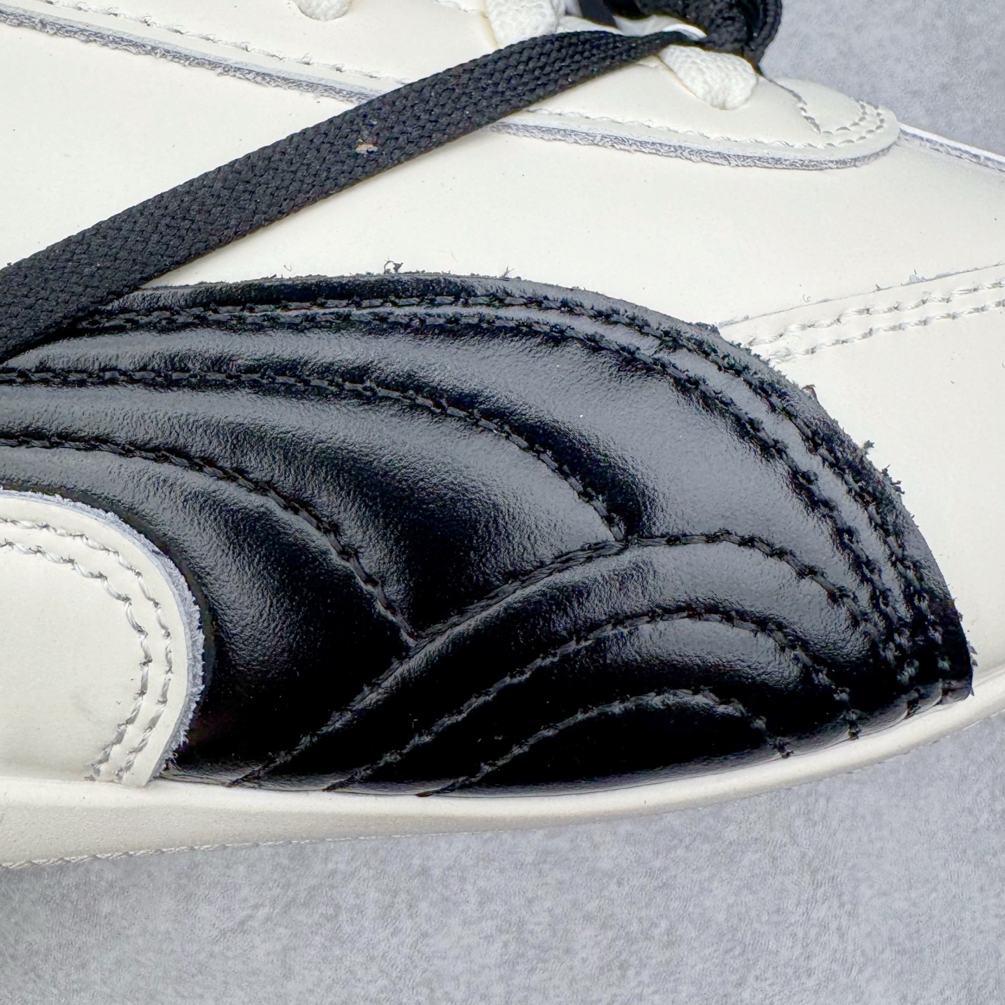 图片[19]-＃KZ纯原 Rose x PUMA Speedcat 彪马联名系列情侣薄底赛车德训双鞋带舒适百搭生活休闲鞋 口碑大厂出品 品控大底版型不断改良更新 全套原纸板楦头开发 确保原汁原味 完美呈现版型 一比一鞋头弧度高度鞋身弧度 独家私模原厂航空铝磨具打磨大底 鞋头坡度极致还原 无解鞋型 原盒原配 圈内天花板工艺 原厂玻璃冲刀 超高清洁度 全鞋零毛边皮料切割 原厂中底布 鞋款从80、90年代赛车手所穿的防火赛车鞋为原型，鞋身线条模仿了赛车的流线廓形，体现了空气动力学原理的结构。简约流畅的外观，恰好又和贯穿其中的Formstrip Logo融合恰到好处，视觉上细节丰富且协调。本次Speedcat OG鞋款归来，最大看点自然式保留了窄版鞋型以及薄底构造。这两年各品牌鞋底越做越厚，Speedcat反其道而行之，上脚几乎无鞋底的效果带来耳目一新的视觉体验。鞋面依旧是以质感细腻的麂皮材质打造，并且大面积近乎全包裹的使用，复古味道也愈发浓烈。配色上更是将最原始的黑色和红色带回，向F1赛车队的标志性队服致敬。相信让各位一眼种草的更多是出挑的大红色，上脚即可瞬间点亮整体造型，在以球鞋为核心的OOTD中脱颖而出。而另一款黑色则是低调的万金油，彰显新潮个性的同时又不喧宾夺主，也是热爱简约系穿搭朋友的首选。 尺码：35.5 36 37 37.5 38 38.5 39 40 40.5 41 42 42.5 43 44 44.5 45 46-选品中心