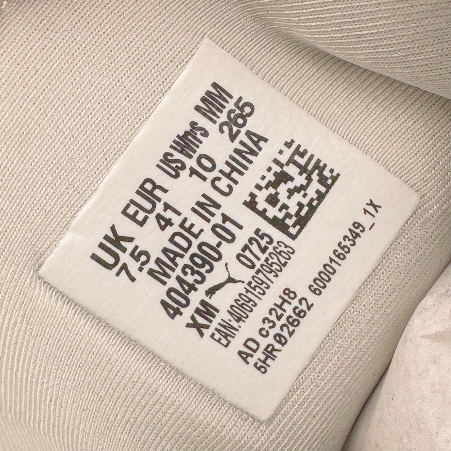 图片[12]-＃KZ纯原 Rose x PUMA Speedcat 彪马联名系列情侣薄底赛车德训双鞋带舒适百搭生活休闲鞋 口碑大厂出品 品控大底版型不断改良更新 全套原纸板楦头开发 确保原汁原味 完美呈现版型 一比一鞋头弧度高度鞋身弧度 独家私模原厂航空铝磨具打磨大底 鞋头坡度极致还原 无解鞋型 原盒原配 圈内天花板工艺 原厂玻璃冲刀 超高清洁度 全鞋零毛边皮料切割 原厂中底布 鞋款从80、90年代赛车手所穿的防火赛车鞋为原型，鞋身线条模仿了赛车的流线廓形，体现了空气动力学原理的结构。简约流畅的外观，恰好又和贯穿其中的Formstrip Logo融合恰到好处，视觉上细节丰富且协调。本次Speedcat OG鞋款归来，最大看点自然式保留了窄版鞋型以及薄底构造。这两年各品牌鞋底越做越厚，Speedcat反其道而行之，上脚几乎无鞋底的效果带来耳目一新的视觉体验。鞋面依旧是以质感细腻的麂皮材质打造，并且大面积近乎全包裹的使用，复古味道也愈发浓烈。配色上更是将最原始的黑色和红色带回，向F1赛车队的标志性队服致敬。相信让各位一眼种草的更多是出挑的大红色，上脚即可瞬间点亮整体造型，在以球鞋为核心的OOTD中脱颖而出。而另一款黑色则是低调的万金油，彰显新潮个性的同时又不喧宾夺主，也是热爱简约系穿搭朋友的首选。 尺码：35.5 36 37 37.5 38 38.5 39 40 40.5 41 42 42.5 43 44 44.5 45 46-选品中心