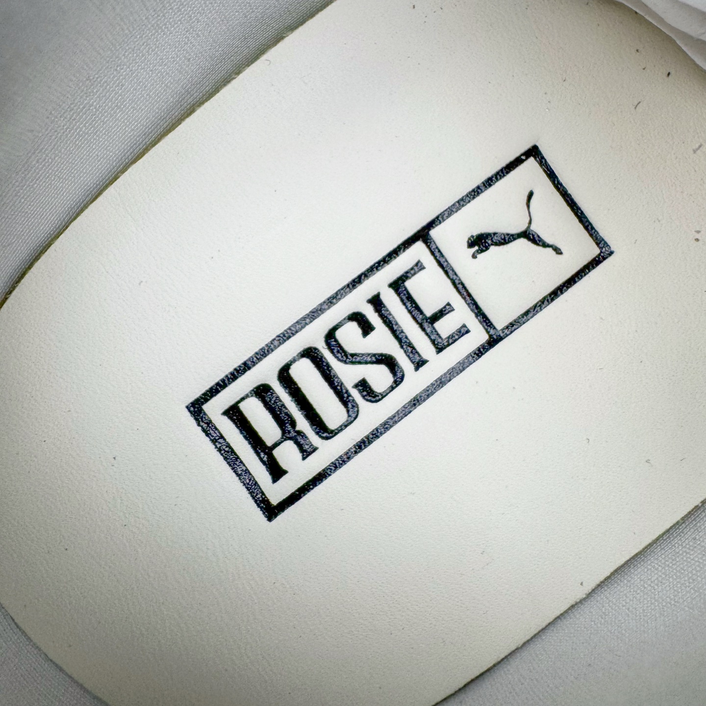 图片[11]-＃KZ纯原 Rose x PUMA Speedcat 彪马联名系列情侣薄底赛车德训双鞋带舒适百搭生活休闲鞋 口碑大厂出品 品控大底版型不断改良更新 全套原纸板楦头开发 确保原汁原味 完美呈现版型 一比一鞋头弧度高度鞋身弧度 独家私模原厂航空铝磨具打磨大底 鞋头坡度极致还原 无解鞋型 原盒原配 圈内天花板工艺 原厂玻璃冲刀 超高清洁度 全鞋零毛边皮料切割 原厂中底布 鞋款从80、90年代赛车手所穿的防火赛车鞋为原型，鞋身线条模仿了赛车的流线廓形，体现了空气动力学原理的结构。简约流畅的外观，恰好又和贯穿其中的Formstrip Logo融合恰到好处，视觉上细节丰富且协调。本次Speedcat OG鞋款归来，最大看点自然式保留了窄版鞋型以及薄底构造。这两年各品牌鞋底越做越厚，Speedcat反其道而行之，上脚几乎无鞋底的效果带来耳目一新的视觉体验。鞋面依旧是以质感细腻的麂皮材质打造，并且大面积近乎全包裹的使用，复古味道也愈发浓烈。配色上更是将最原始的黑色和红色带回，向F1赛车队的标志性队服致敬。相信让各位一眼种草的更多是出挑的大红色，上脚即可瞬间点亮整体造型，在以球鞋为核心的OOTD中脱颖而出。而另一款黑色则是低调的万金油，彰显新潮个性的同时又不喧宾夺主，也是热爱简约系穿搭朋友的首选。 尺码：35.5 36 37 37.5 38 38.5 39 40 40.5 41 42 42.5 43 44 44.5 45 46-选品中心