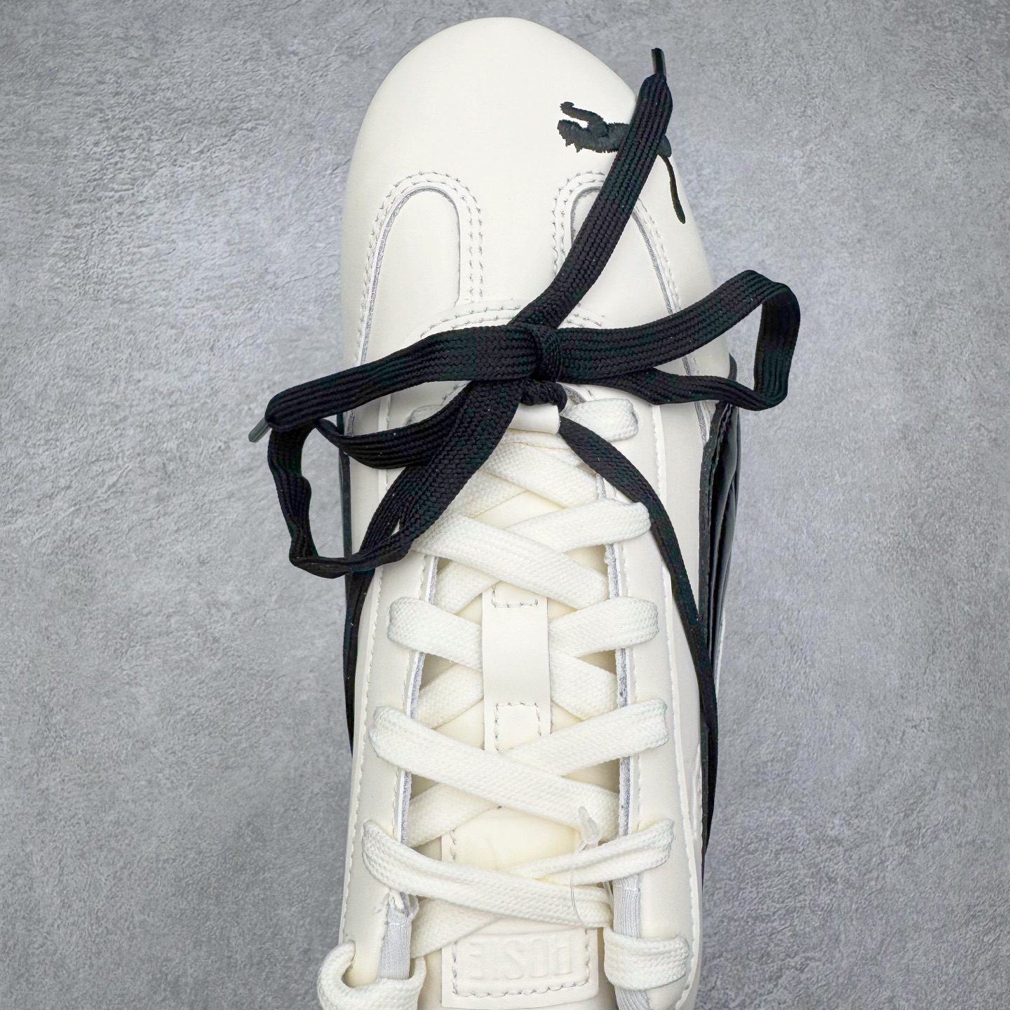 图片[4]-＃KZ纯原 Rose x PUMA Speedcat 彪马联名系列情侣薄底赛车德训双鞋带舒适百搭生活休闲鞋 口碑大厂出品 品控大底版型不断改良更新 全套原纸板楦头开发 确保原汁原味 完美呈现版型 一比一鞋头弧度高度鞋身弧度 独家私模原厂航空铝磨具打磨大底 鞋头坡度极致还原 无解鞋型 原盒原配 圈内天花板工艺 原厂玻璃冲刀 超高清洁度 全鞋零毛边皮料切割 原厂中底布 鞋款从80、90年代赛车手所穿的防火赛车鞋为原型，鞋身线条模仿了赛车的流线廓形，体现了空气动力学原理的结构。简约流畅的外观，恰好又和贯穿其中的Formstrip Logo融合恰到好处，视觉上细节丰富且协调。本次Speedcat OG鞋款归来，最大看点自然式保留了窄版鞋型以及薄底构造。这两年各品牌鞋底越做越厚，Speedcat反其道而行之，上脚几乎无鞋底的效果带来耳目一新的视觉体验。鞋面依旧是以质感细腻的麂皮材质打造，并且大面积近乎全包裹的使用，复古味道也愈发浓烈。配色上更是将最原始的黑色和红色带回，向F1赛车队的标志性队服致敬。相信让各位一眼种草的更多是出挑的大红色，上脚即可瞬间点亮整体造型，在以球鞋为核心的OOTD中脱颖而出。而另一款黑色则是低调的万金油，彰显新潮个性的同时又不喧宾夺主，也是热爱简约系穿搭朋友的首选。 尺码：35.5 36 37 37.5 38 38.5 39 40 40.5 41 42 42.5 43 44 44.5 45 46-选品中心